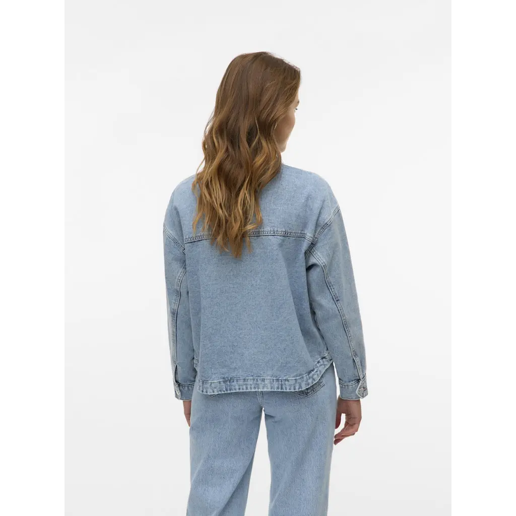 VERO-MODA_rento-vaaleansininen-oversize-farkkutakki