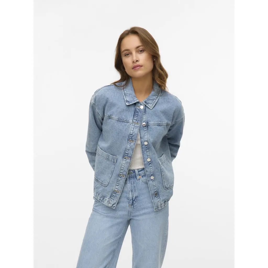 VERO-MODA_rento-vaaleansininen-oversize-farkkutakki