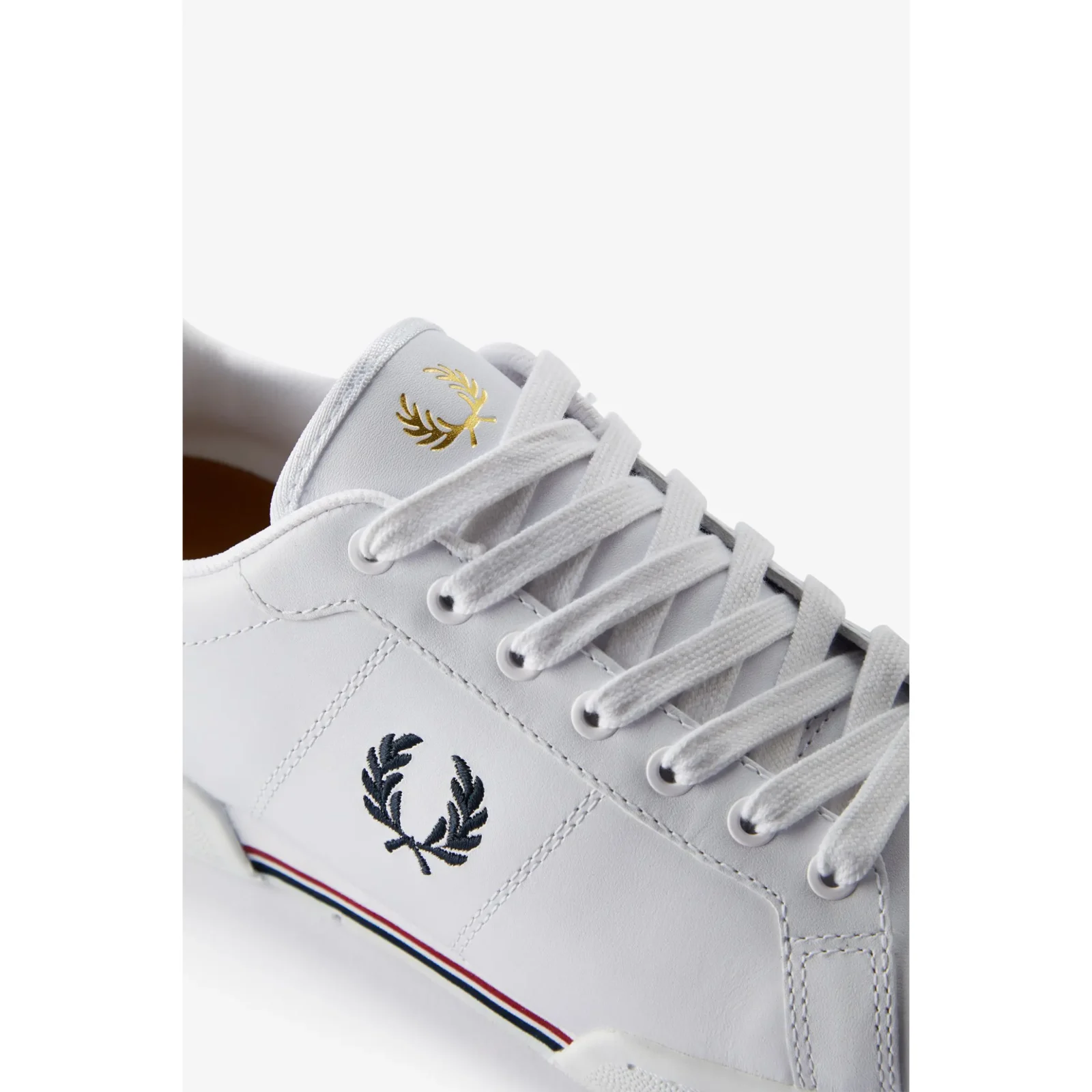 Fred-Perry-miesten-valkoiset-nauhalliset-tennarit