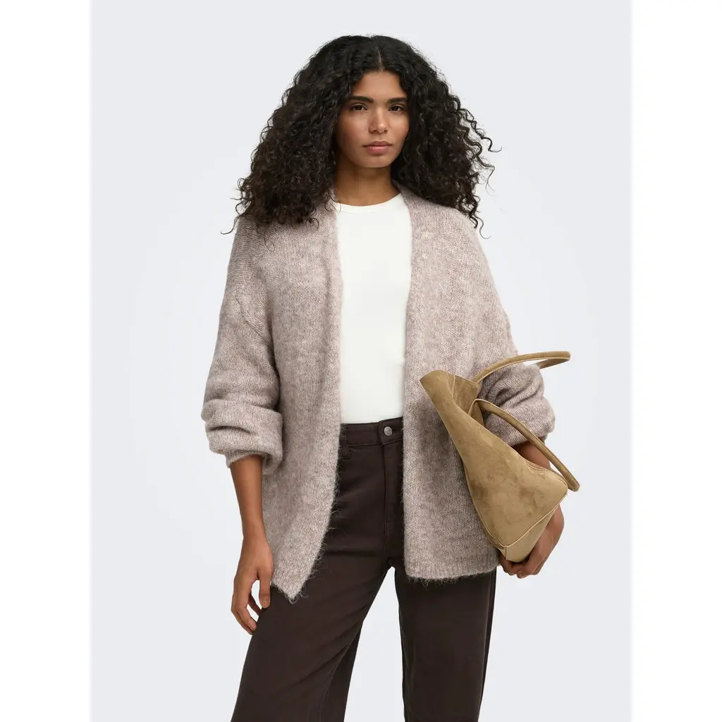 ONLY-beige-naisten-pehmea-avoneuletakki-rennolla-istuvuudella