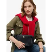 Tommy-Hilfiger-naisten-musta-crossover-olkalaukku-levealla-hihnalal