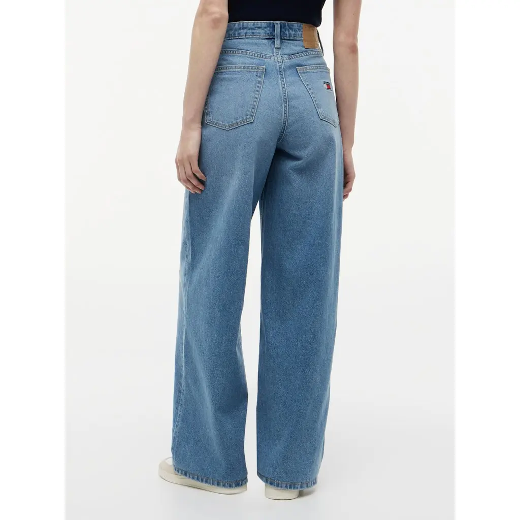 Tommy-Jeans_naisten-levealahkeiset-korkeavyotaroiset-farkut
