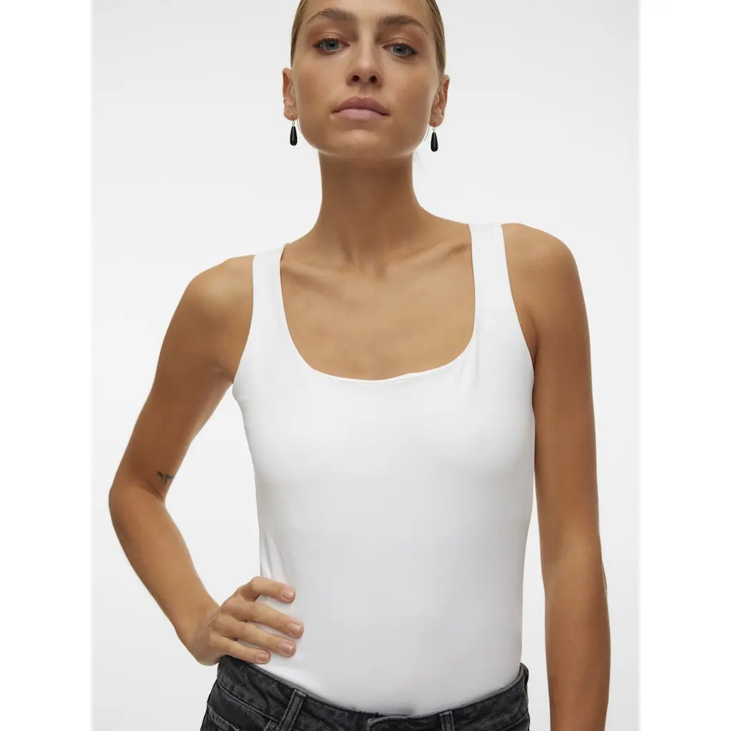 VERO-MODA_naisten-valkoinen-kaantotoppi