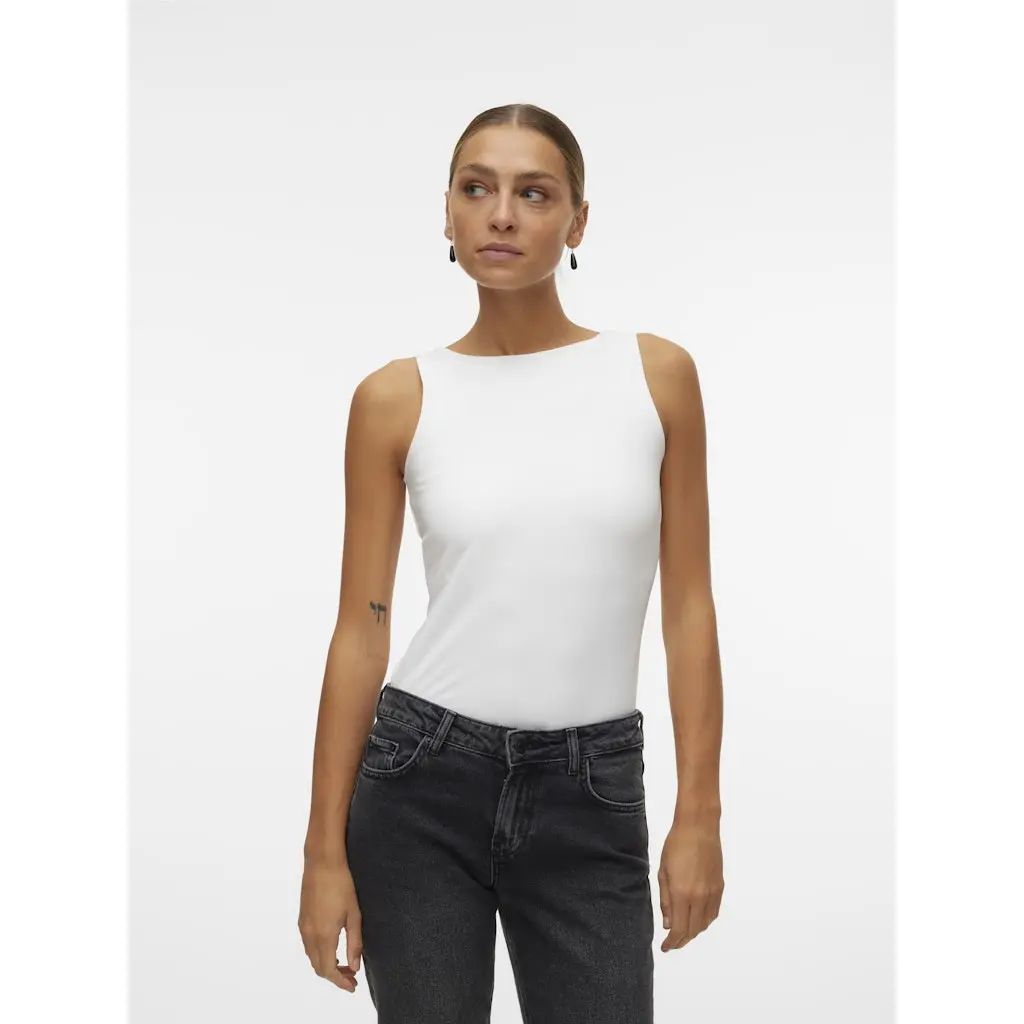 VERO-MODA_naisten-valkoinen-kaantotoppi