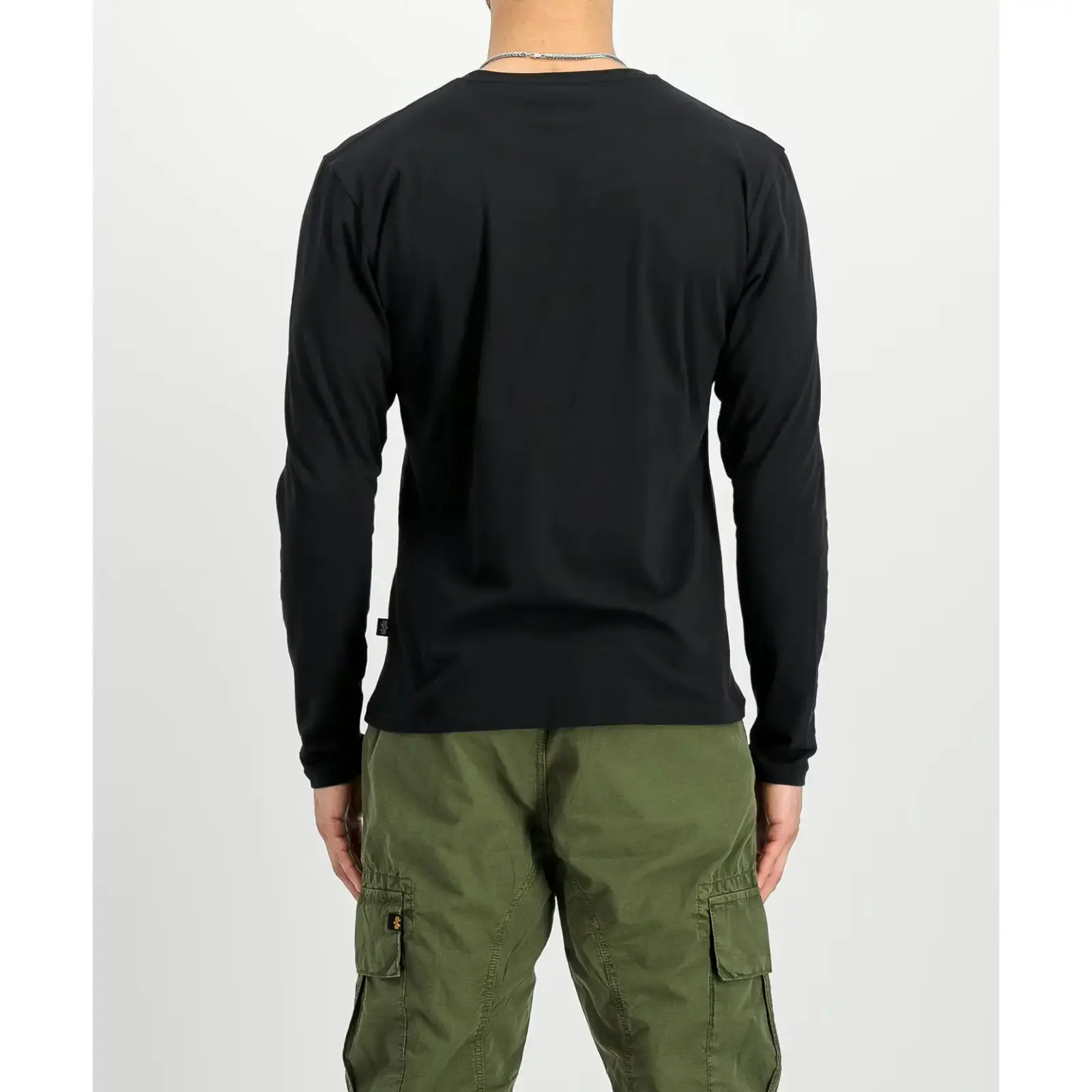 Alpha-Industries-miesten-musta-pitkahihainen-trikoopaita-logolla