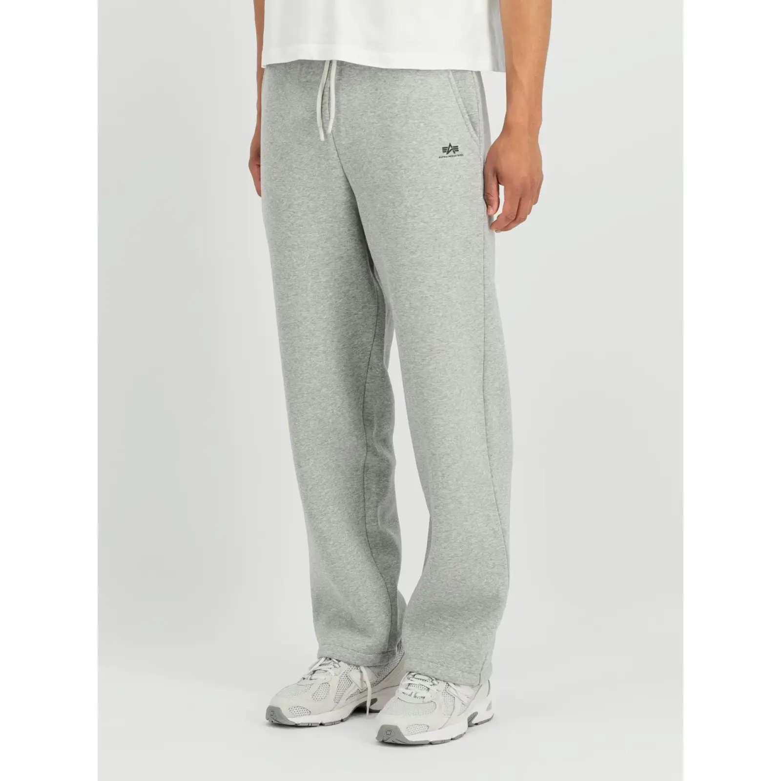 Alpha-Industries-miesten-suoralahkeiset-collegehousut-vaaleanharmaana