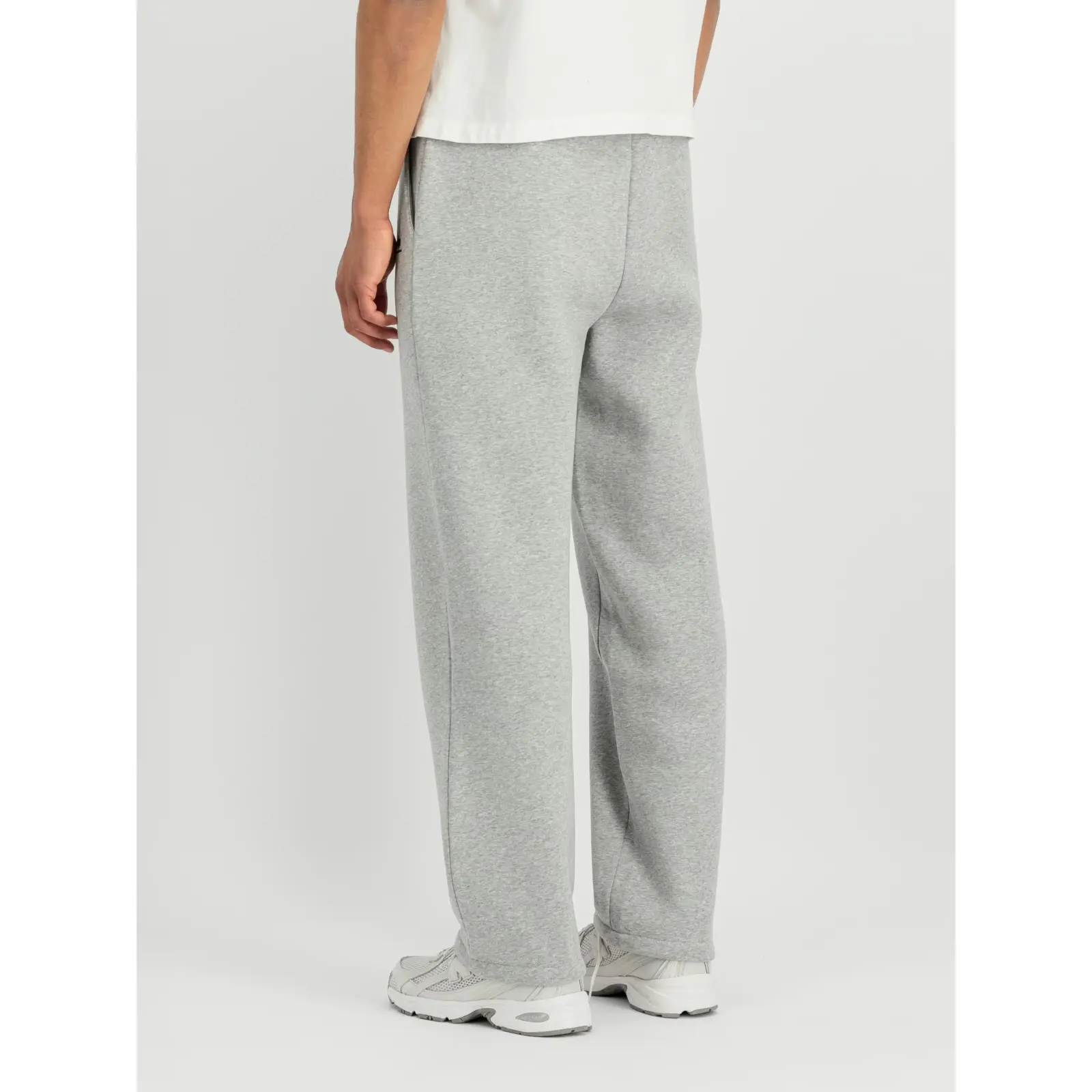 Alpha-Industries-miesten-suoralahkeiset-collegehousut-vaaleanharmaana
