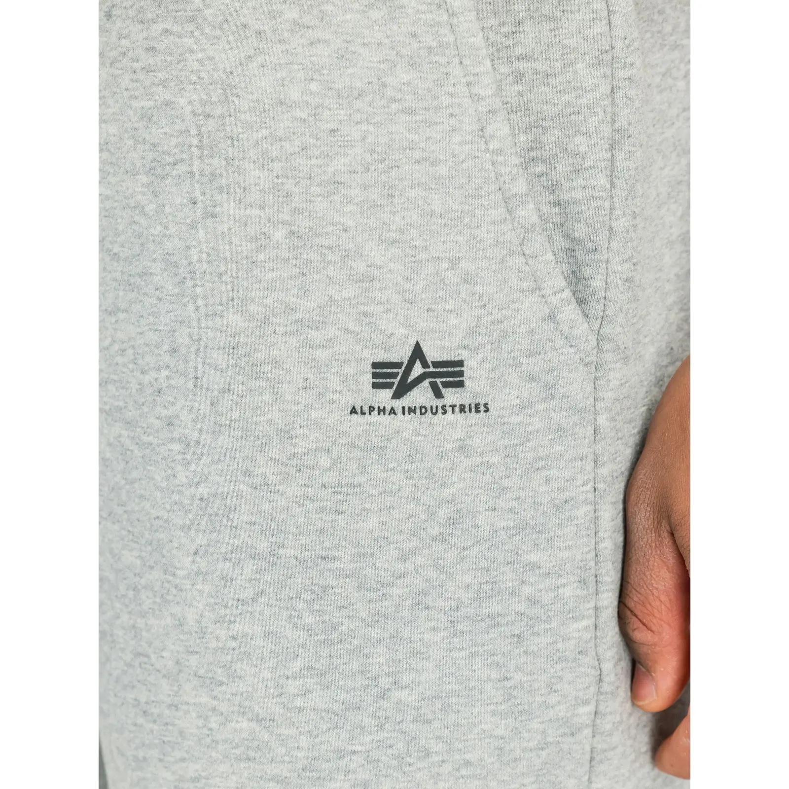 Alpha-Industries-miesten-suoralahkeiset-collegehousut-vaaleanharmaana