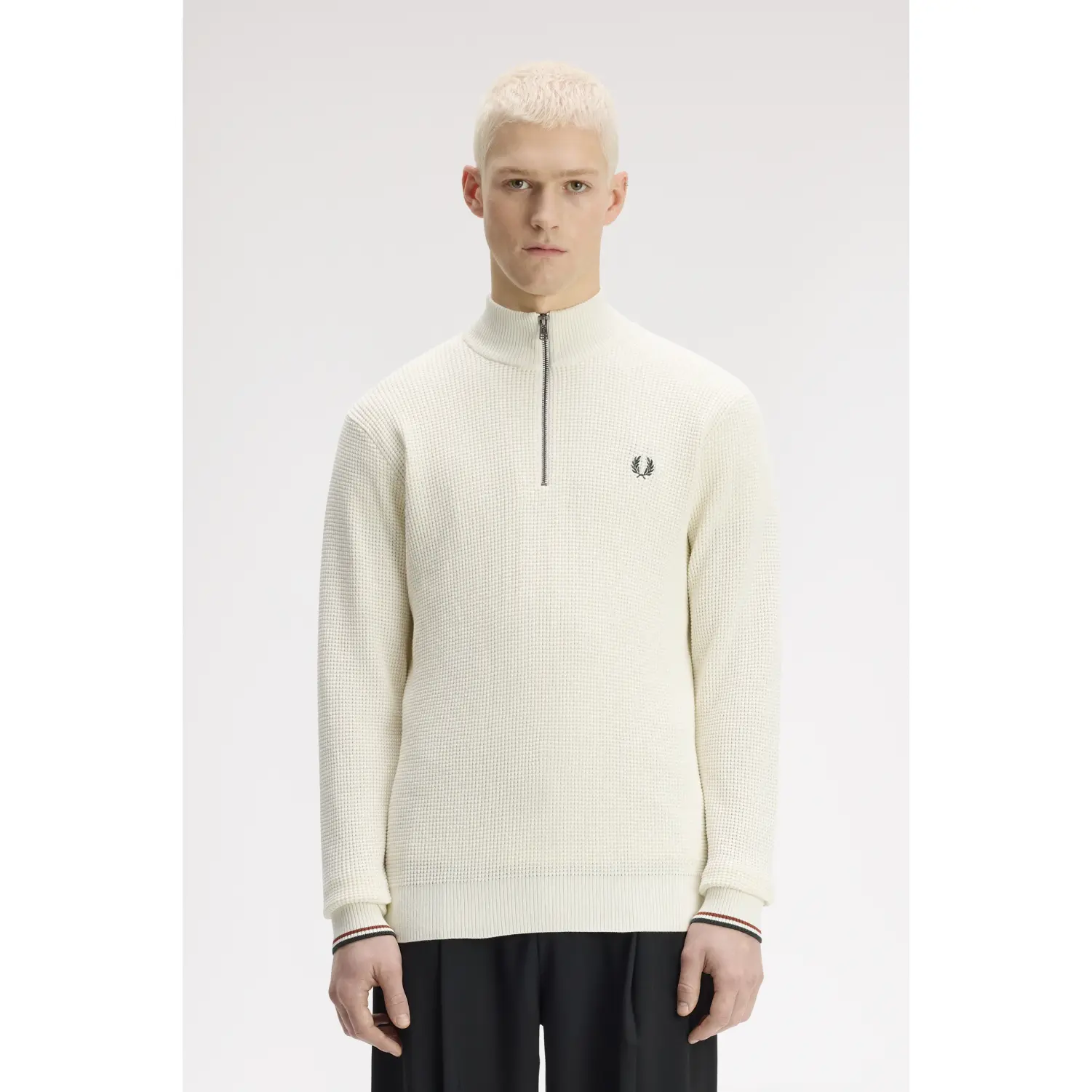 Fred-Perry-luonnonvalkoinen-neulepaita-pystykauluksella-ja-puoli-vetoketjulla