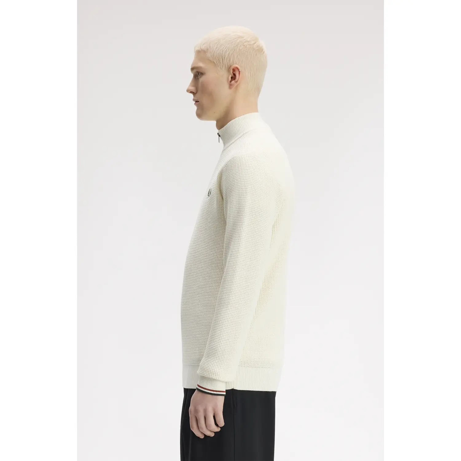 Fred-Perry-luonnonvalkoinen-neulepaita-pystykauluksella-ja-puoli-vetoketjulla