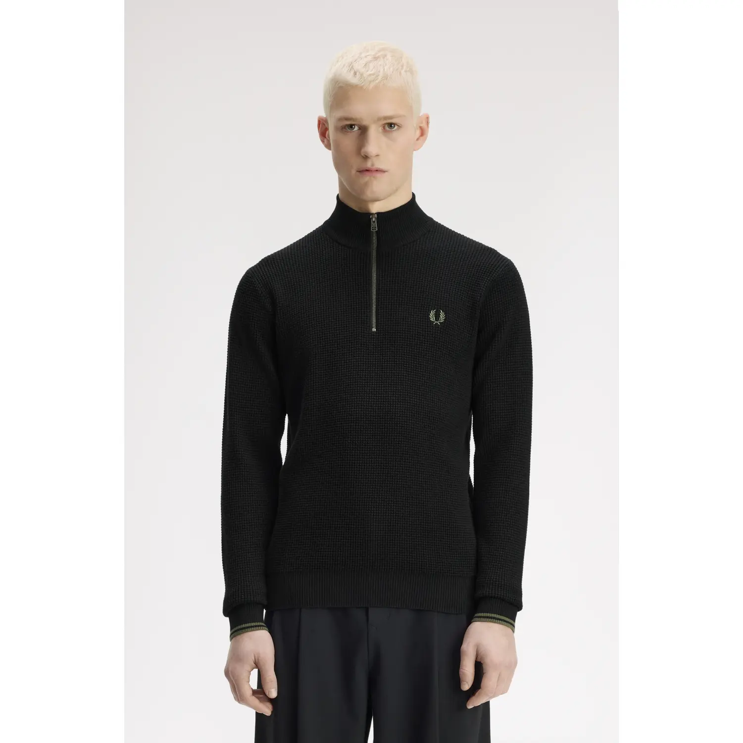 Fred-Perry-miesten-musta-neulepaita-pystykauluksella-ja-puoli-vetoketjulla-K8557