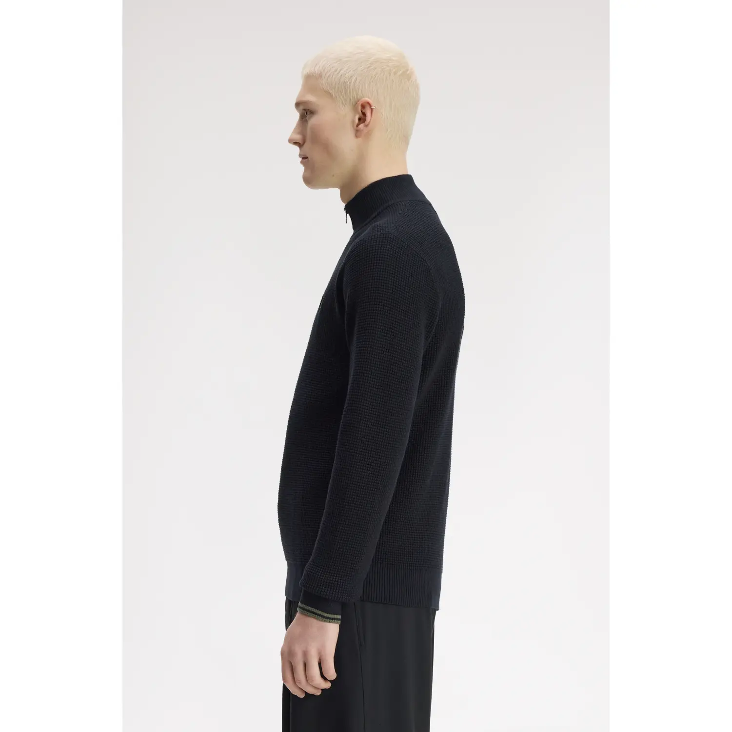 Fred-Perry-miesten-musta-neulepaita-pystykauluksella-ja-puoli-vetoketjulla-K8557