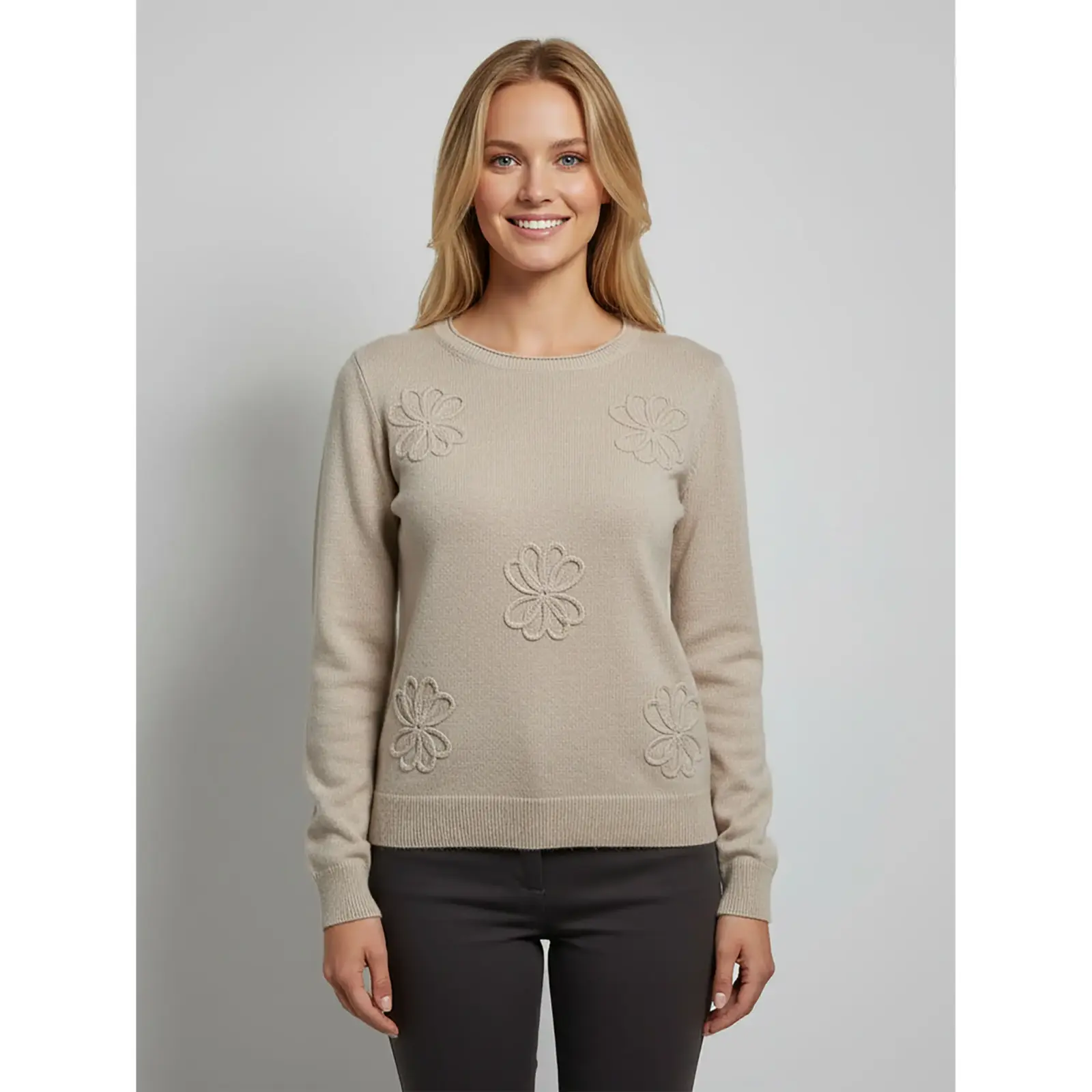 Hegler-naisten-beige-neulepaita-kukka-aplikoinnilla-Gelting