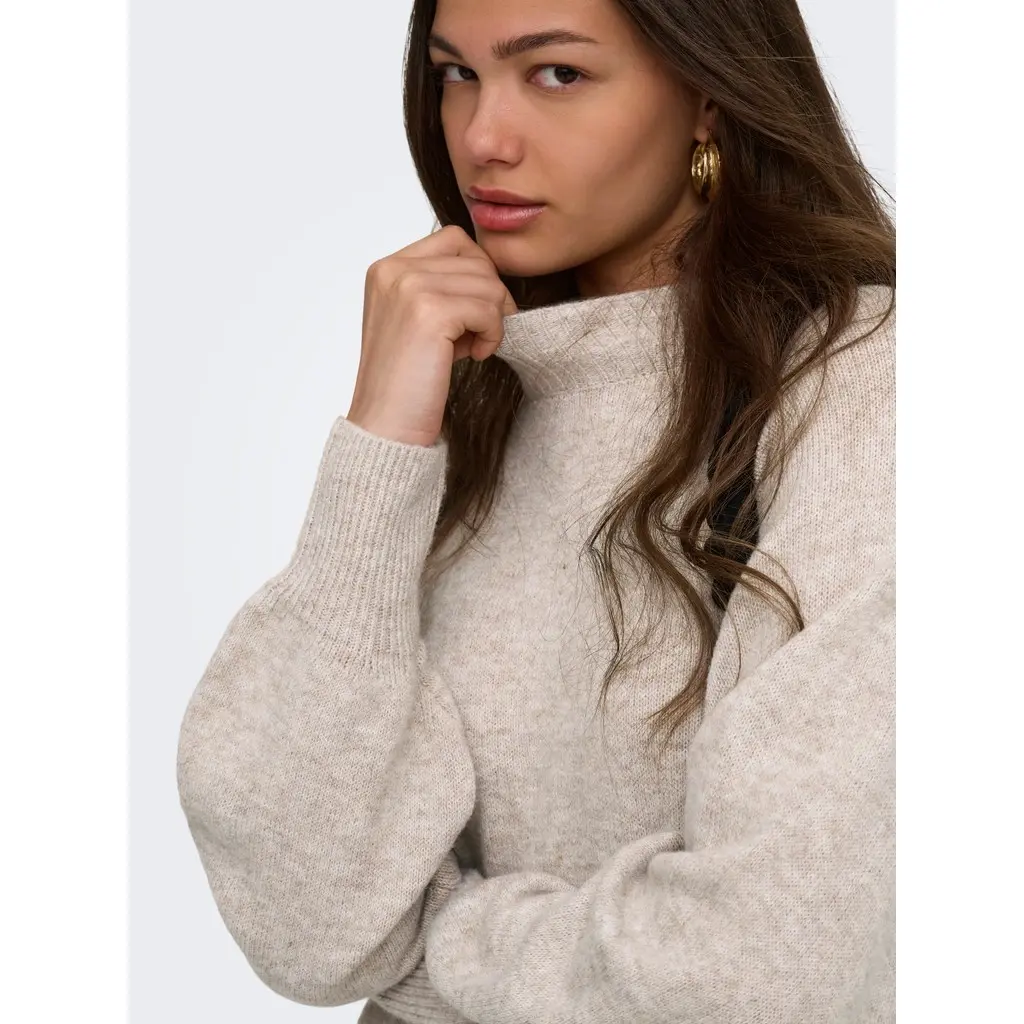 ONLY-vaalean-beige-nasiten-rento-neulemekko-pystykauluksella-ja-polvimittaisella-helmalla_