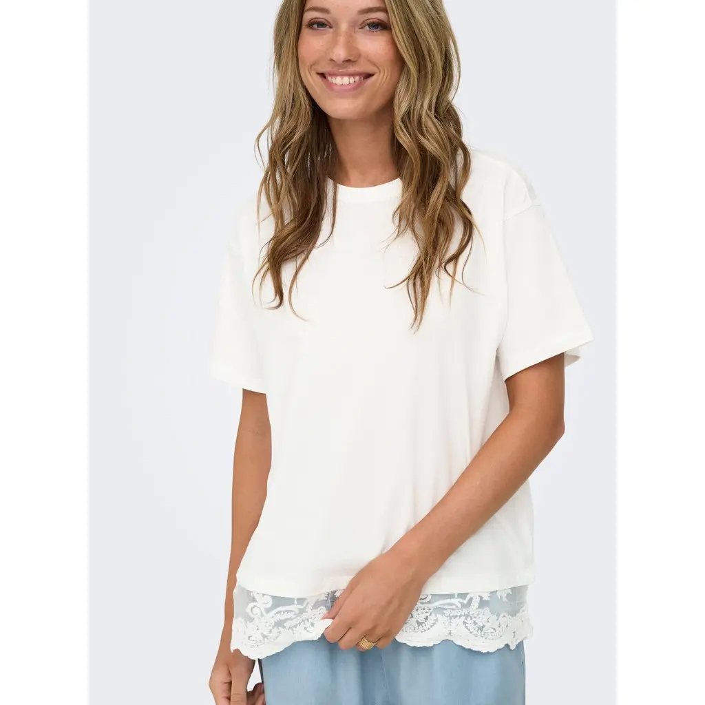 ONLY-valkoinen-naisten-t-paita-pitsihelmalla-15385031