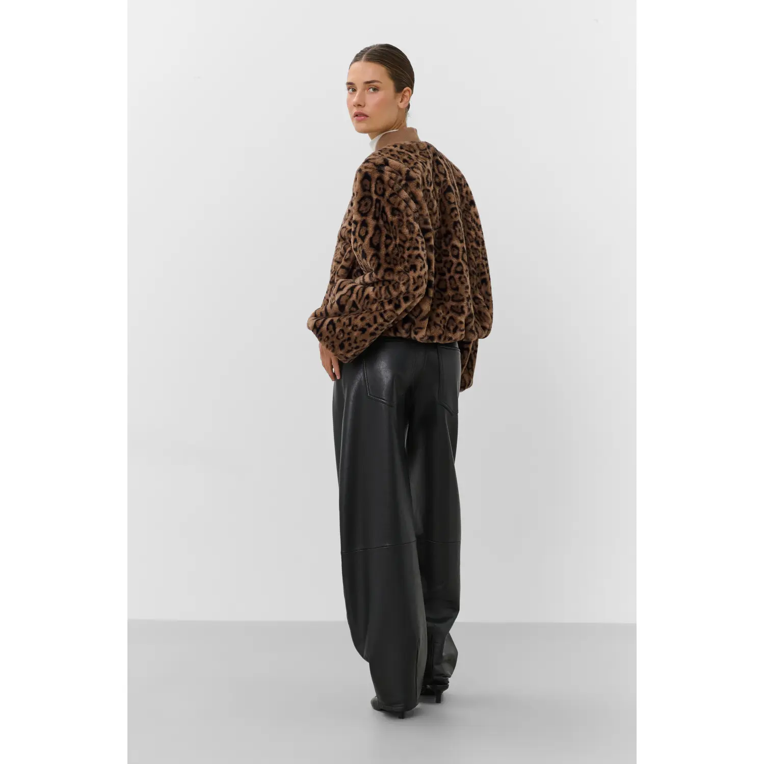 Soaked-in-Luxuy-naisten-leopardikuvioinen-lyhyt-pussihelmainen-leoparditakki