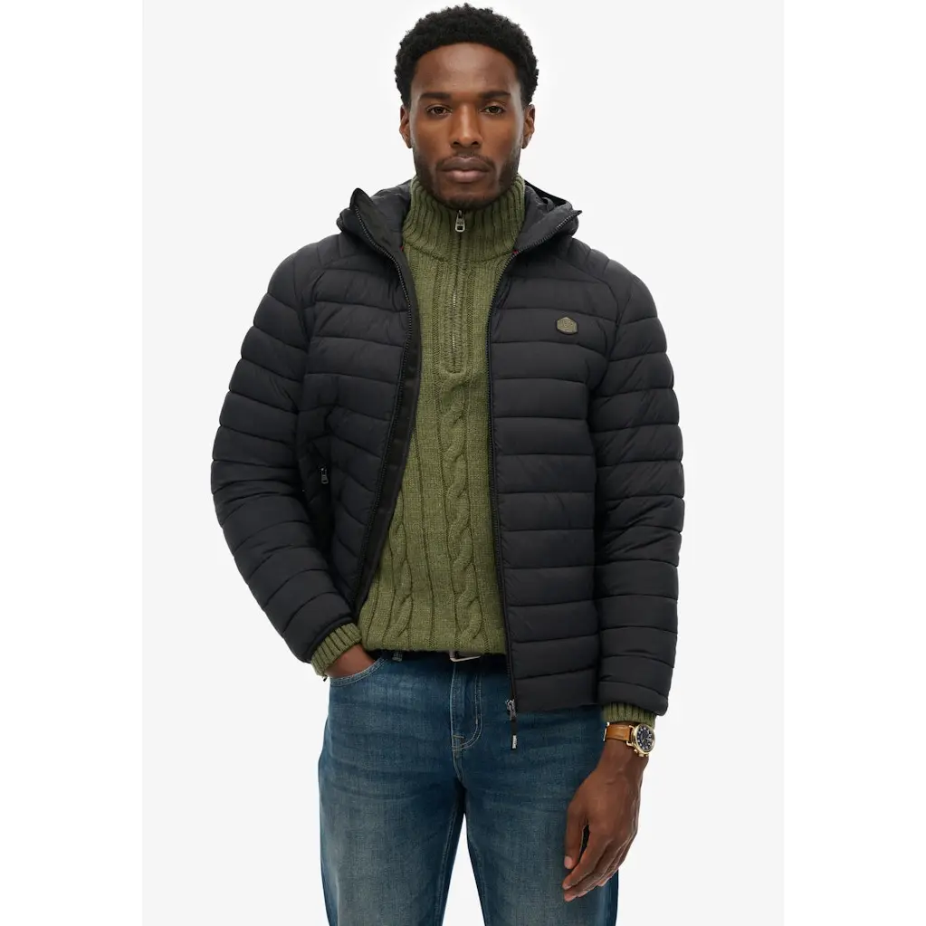 Superdry-musta-kevyttoppatakki-miehille-hupulla