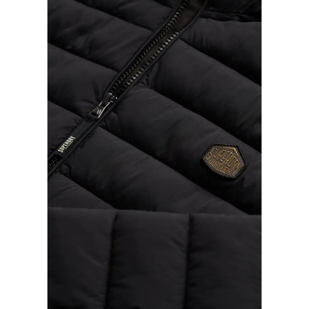 Superdry-musta-kevyttoppatakki-miehille-hupulla