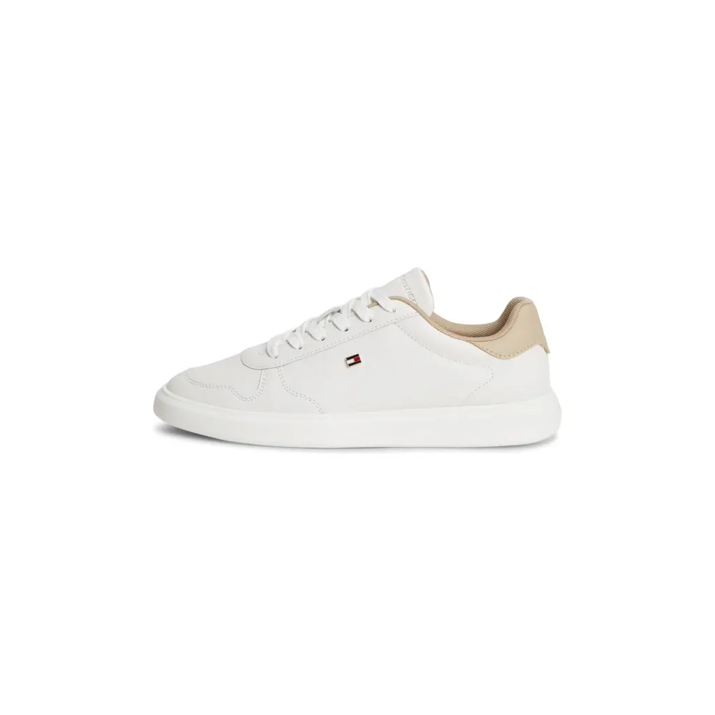 Tommy-Hilfiger-naisten-valkoiset-nahkatennarit-beigella-kantakoritsella