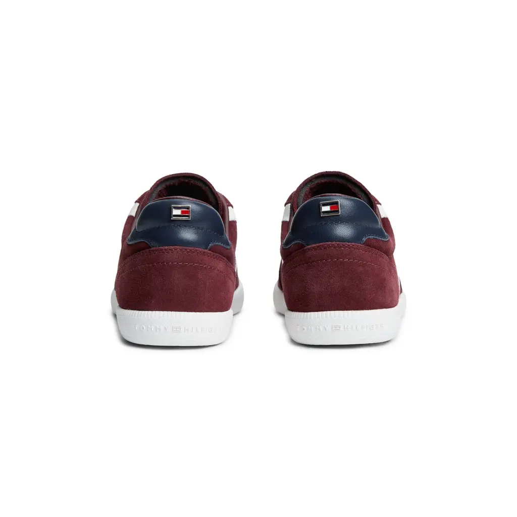 Tommy-Hilfiger-viinipunaiset-nasiten-varrettomat-rennot-tennarit-nauhakiinnityksella-ja-joustavalla-pohjallisella