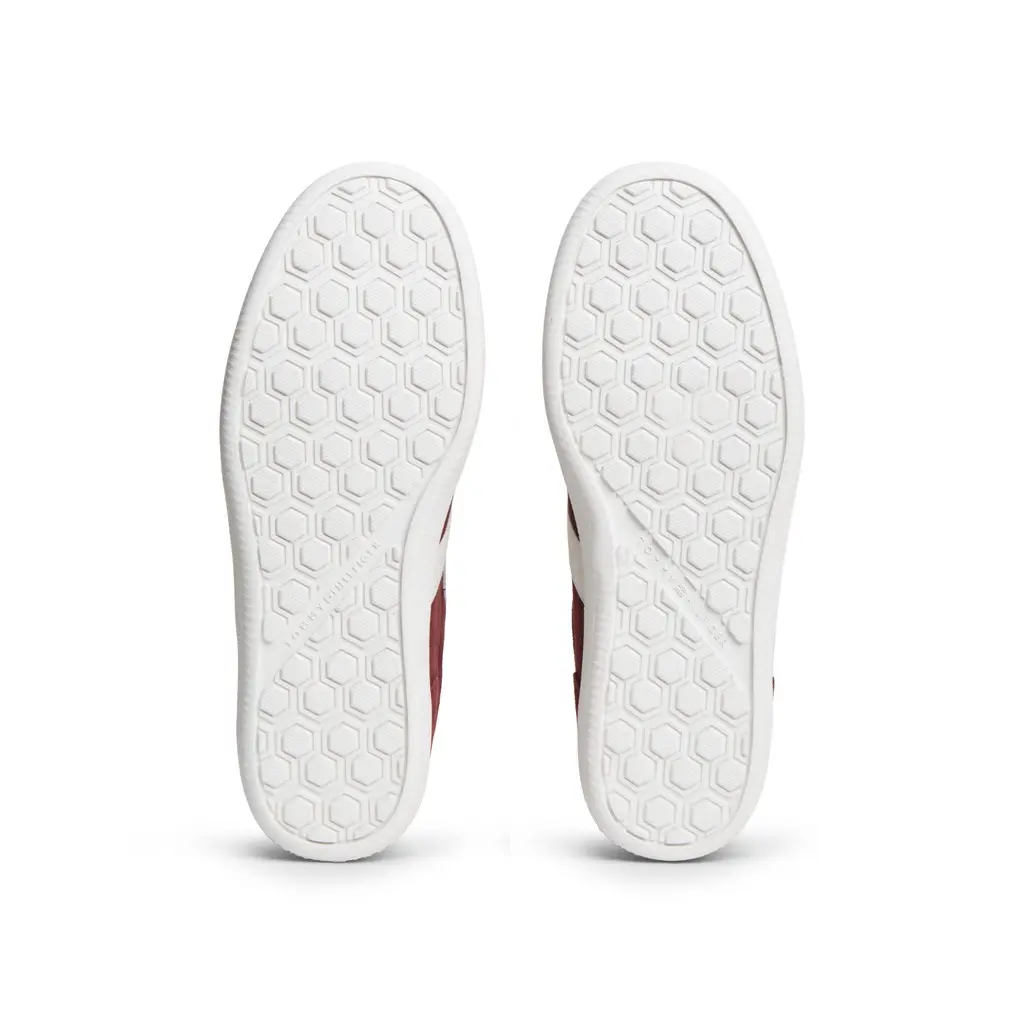 Tommy-Hilfiger-viinipunaiset-nasiten-varrettomat-rennot-tennarit-nauhakiinnityksella-ja-joustavalla-pohjallisella