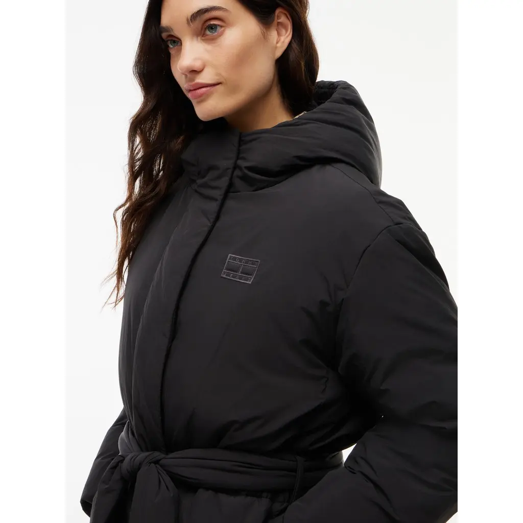 Tommy-Jeans-naisten-musta-muhkea-hupullinen-toppatakki-vetoketjukiinnityksella