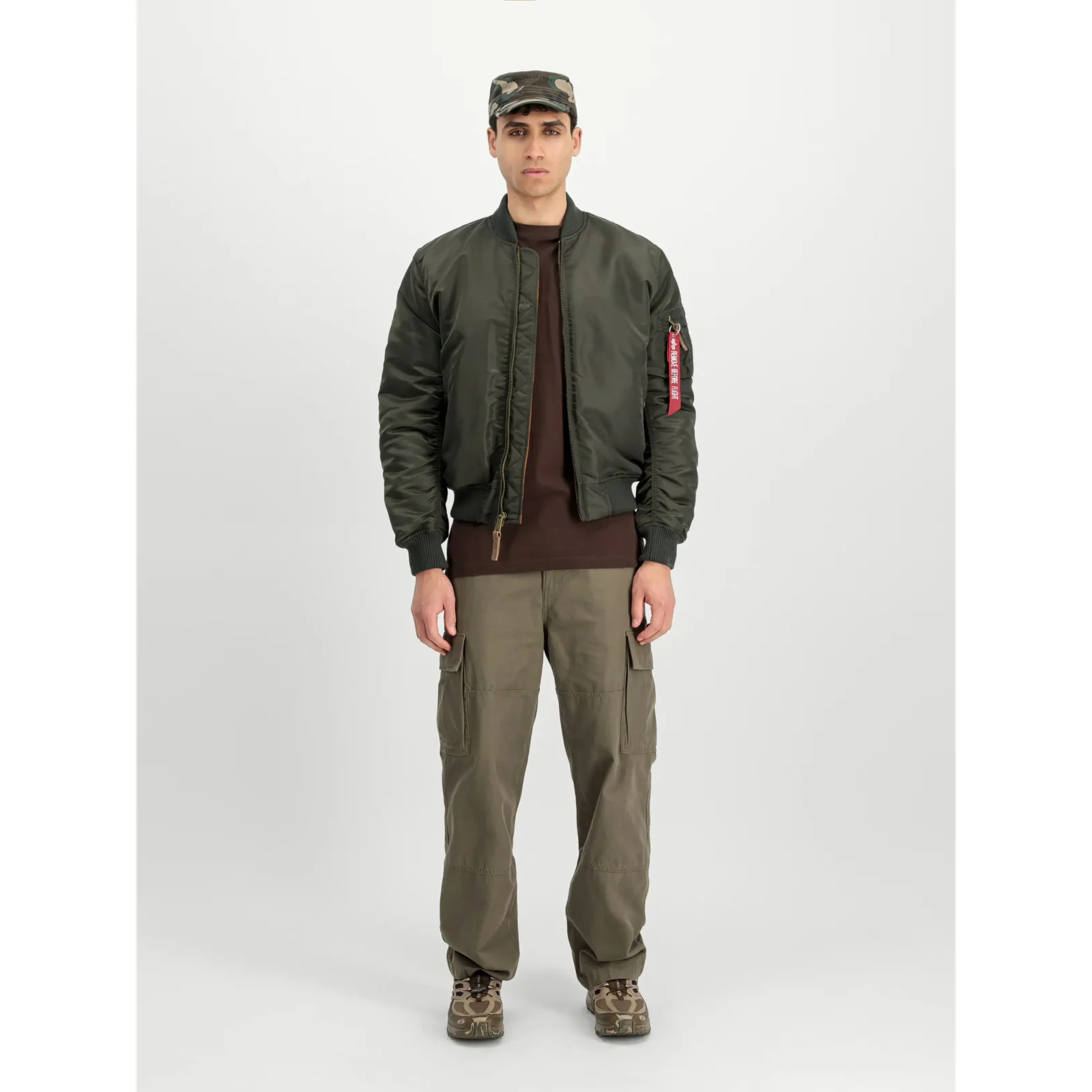 Alpha-Industries-miesten-vihrean-varinen-kevyesti-topattu-bomberitakki