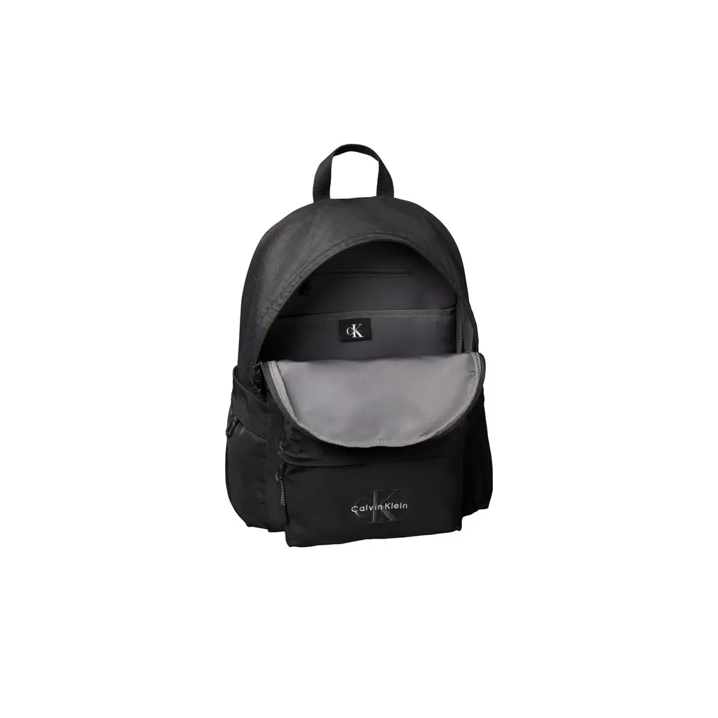 Calvin-Klein-miesten-musta-nylon-reppu-logomerkilla