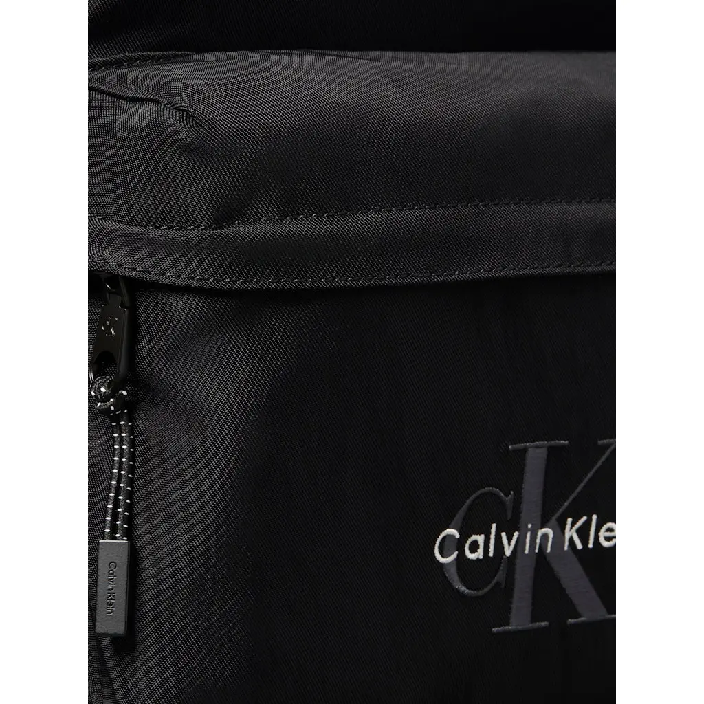 Calvin-Klein-miesten-musta-nylon-reppu-logomerkilla