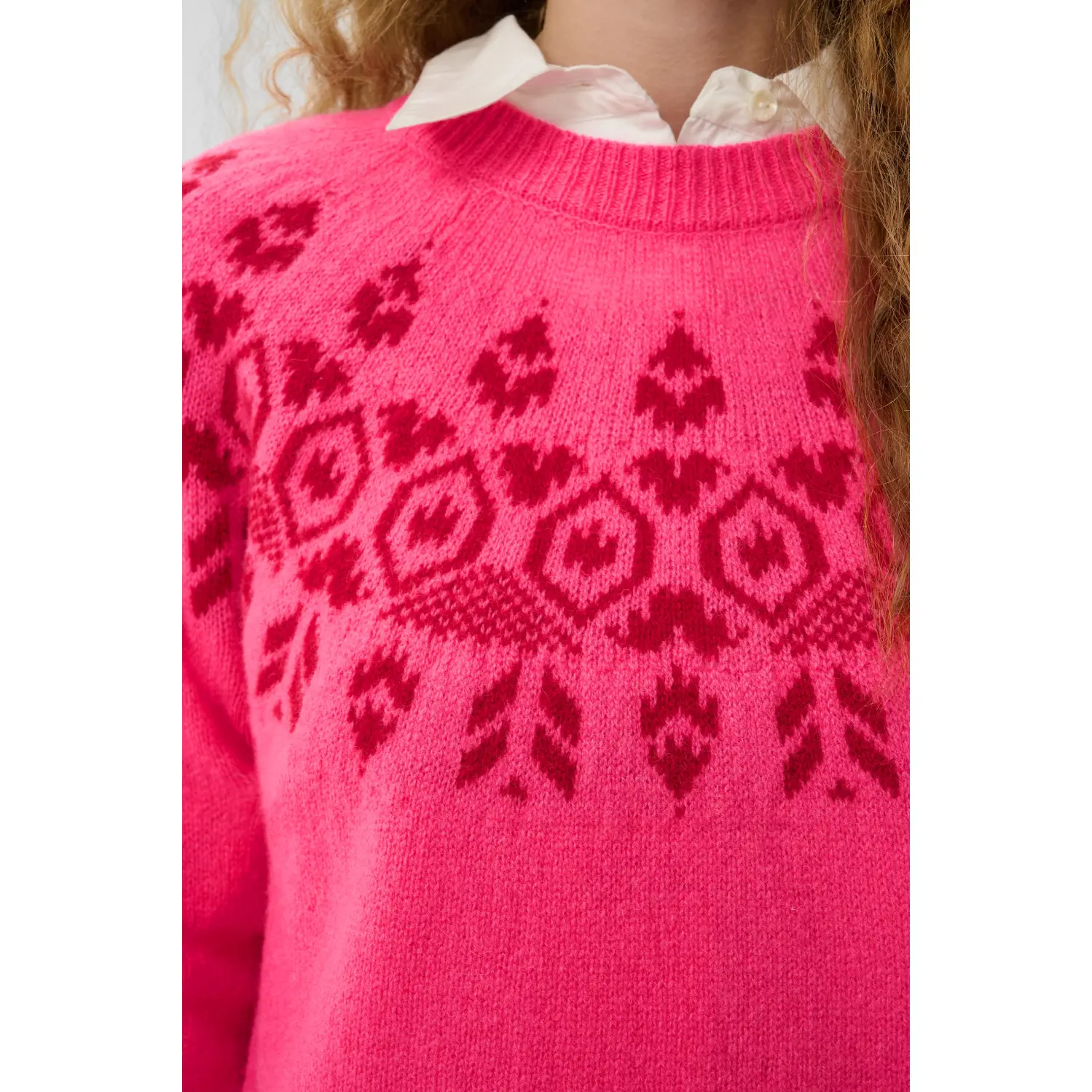 Culture-pinkki-punainen-lampaanvillaneule-kuviollisella-ylaosalla