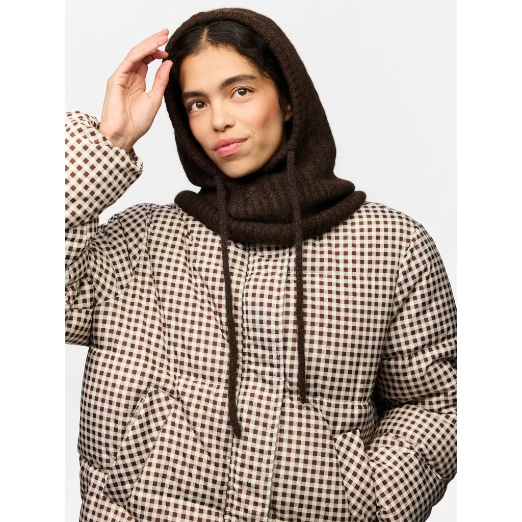 PIECES-tummanruskea-neulehuppu-balaclava