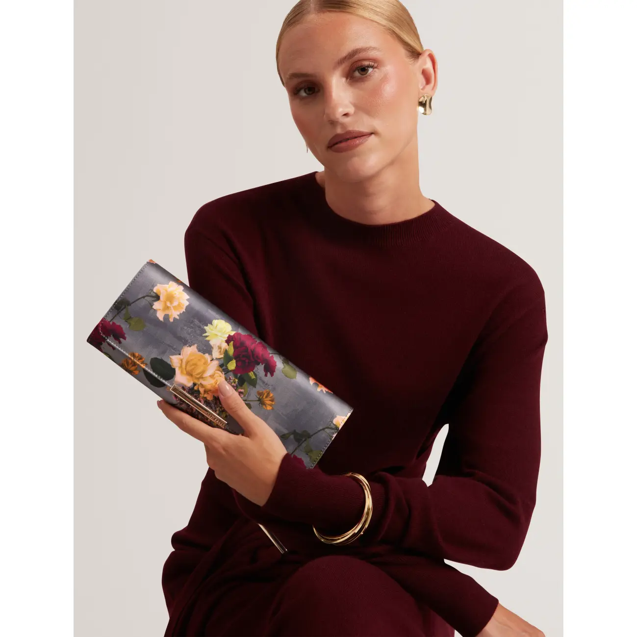 Ted-Baker-harmaan-savyinen-kukkakuvioitu-naisten-kapealinjainen-juhlalaukku-metallihihnalla