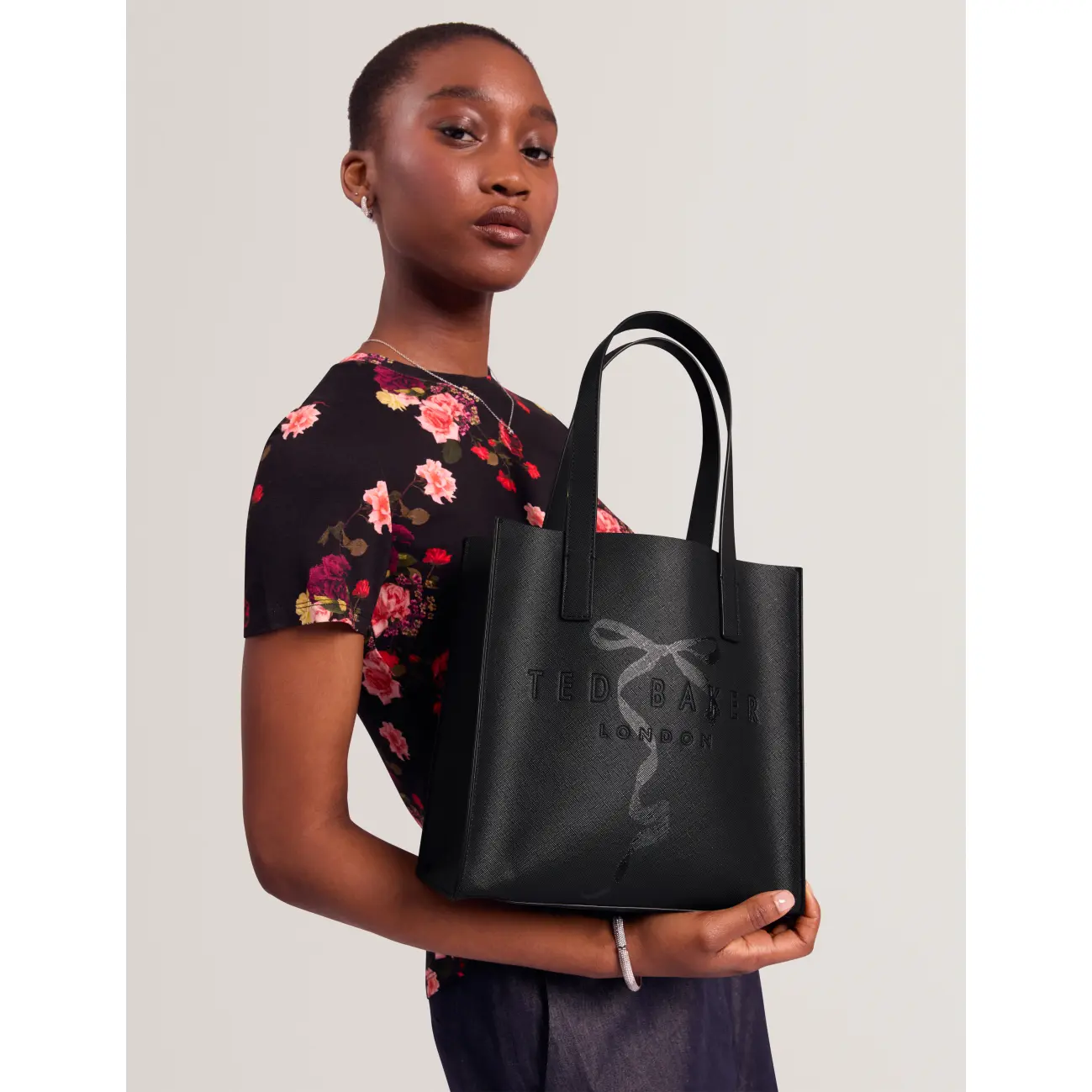 Ted-Baker-naisten-musta-avoin-rusettilaukku-S285973