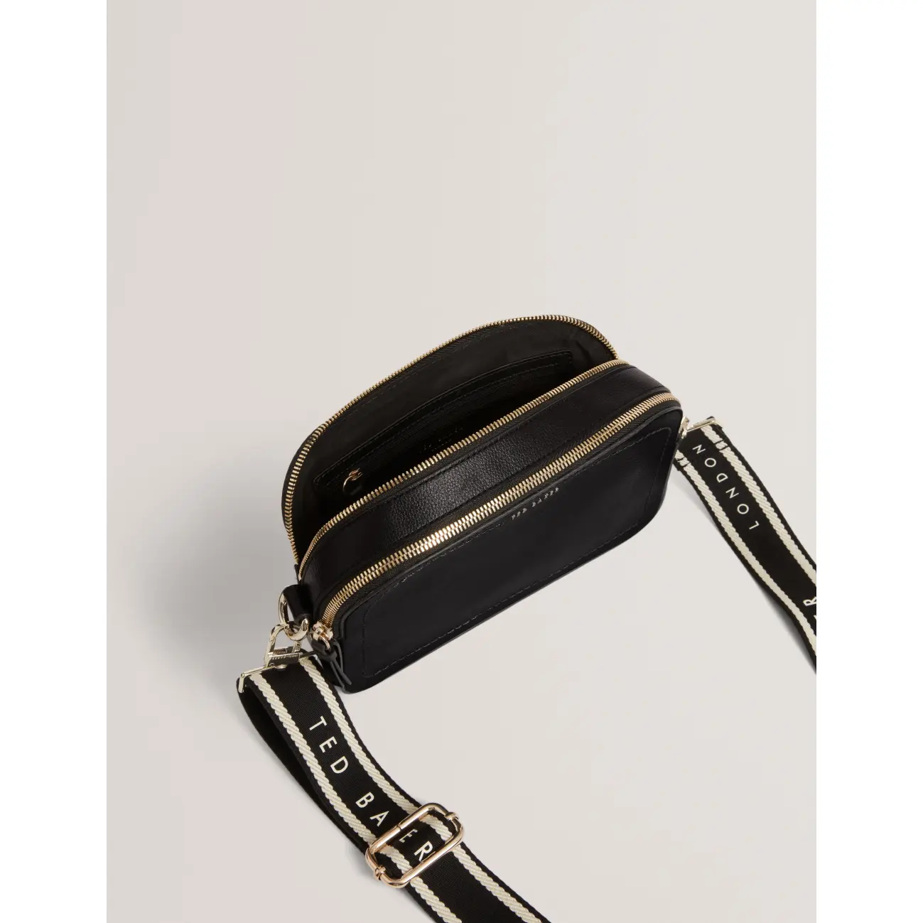 Ted-Baker-naisten-musta-olkalaukku-levealla-logohihnalla