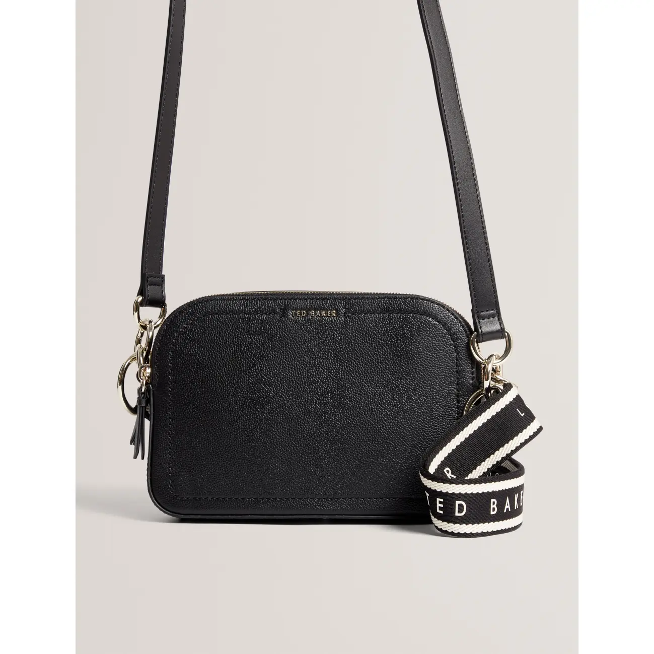 Ted-Baker-naisten-musta-olkalaukku-levealla-logohihnalla