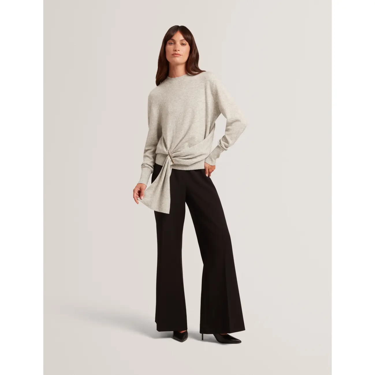Ted-Baker-naisten-vaaleanharmaa-neulepusero-kauniilla-solkiyksityiskohdalla-S285660