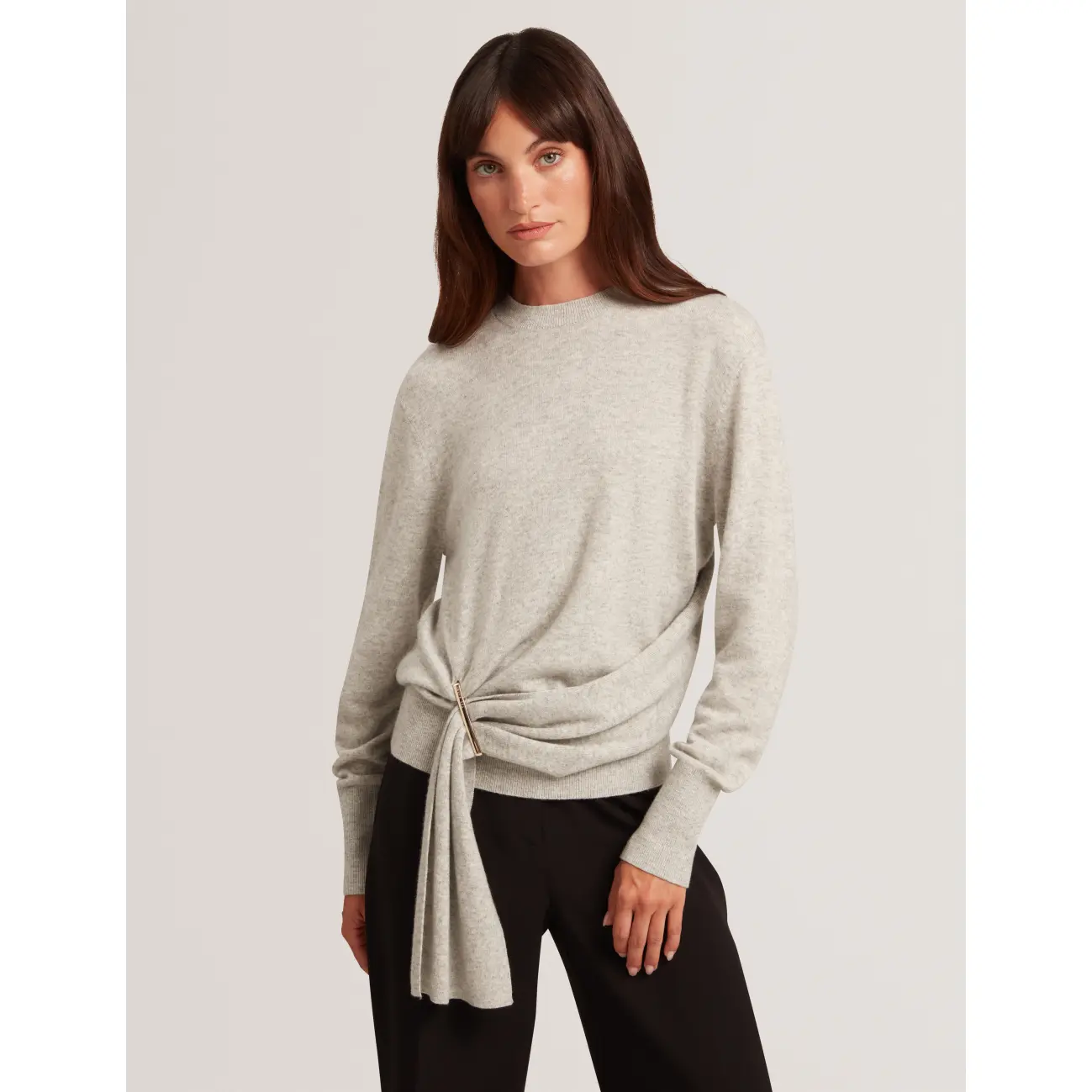 Ted-Baker-naisten-vaaleanharmaa-neulepusero-kauniilla-solkiyksityiskohdalla-S285660