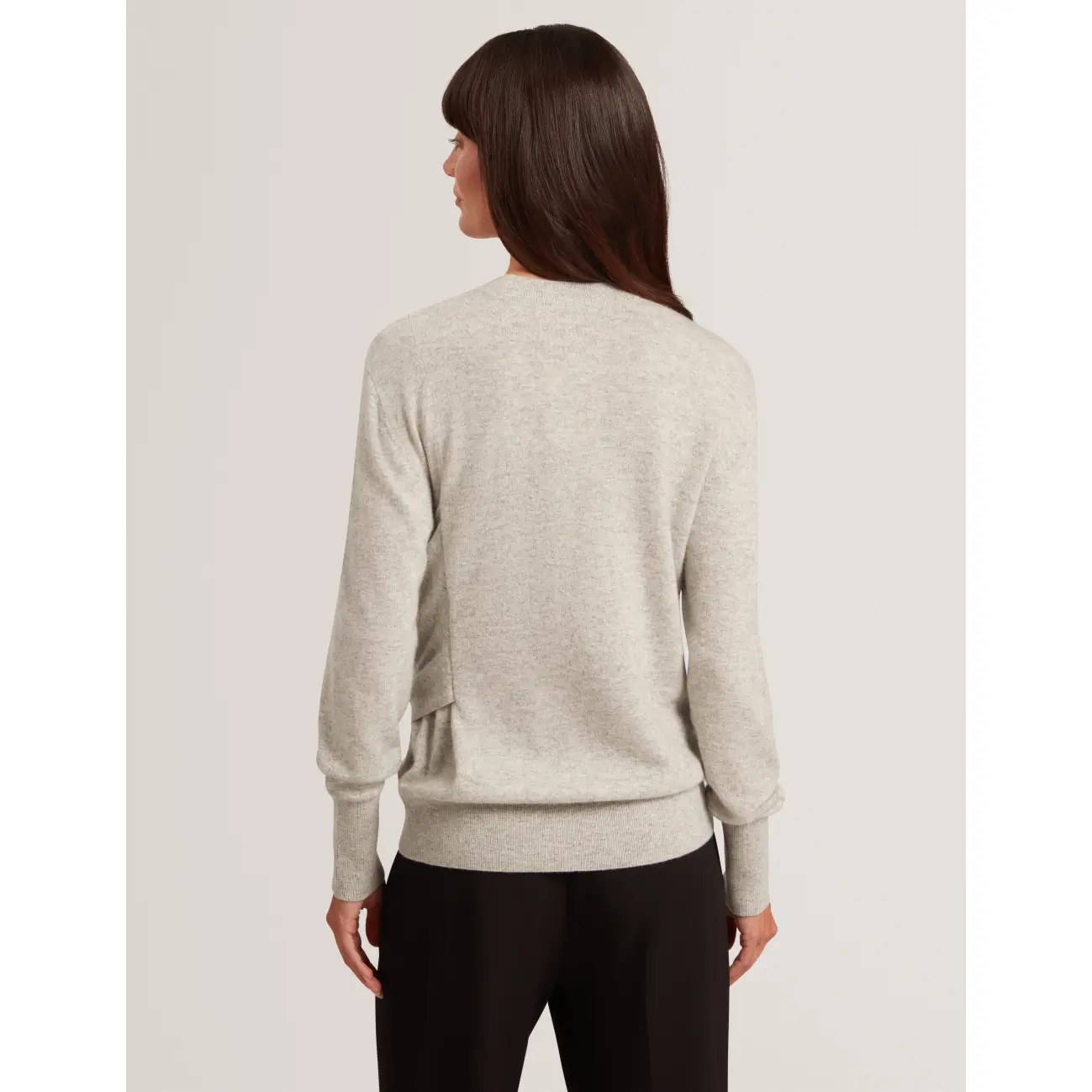 Ted-Baker-naisten-vaaleanharmaa-neulepusero-kauniilla-solkiyksityiskohdalla-S285660