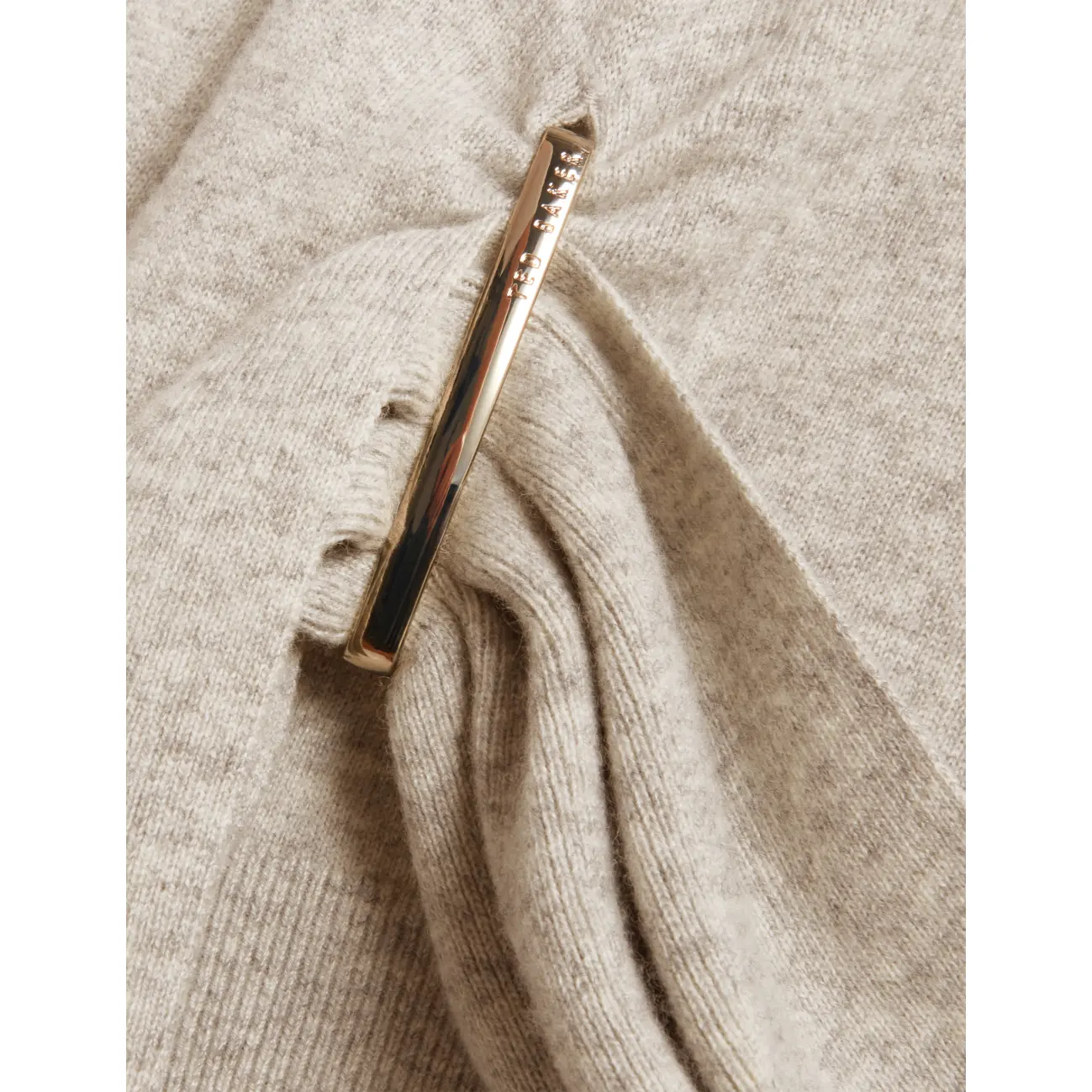 Ted-Baker-naisten-vaaleanharmaa-neulepusero-kauniilla-solkiyksityiskohdalla-S285660