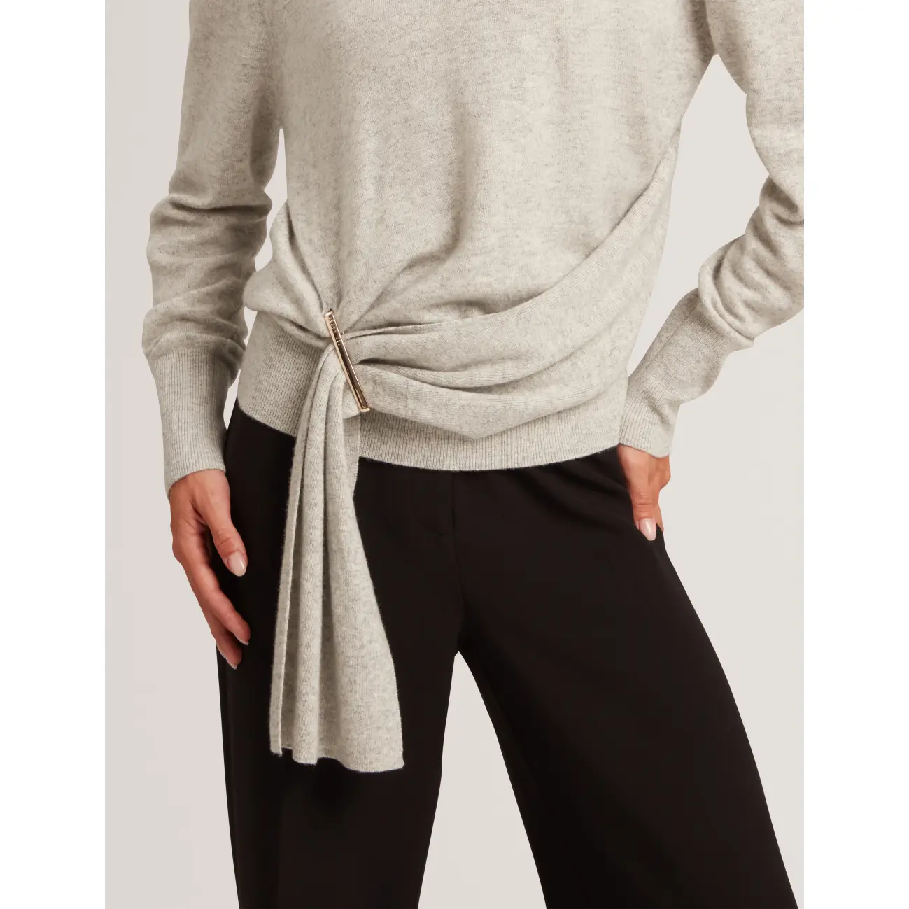 Ted-Baker-naisten-vaaleanharmaa-neulepusero-kauniilla-solkiyksityiskohdalla-S285660