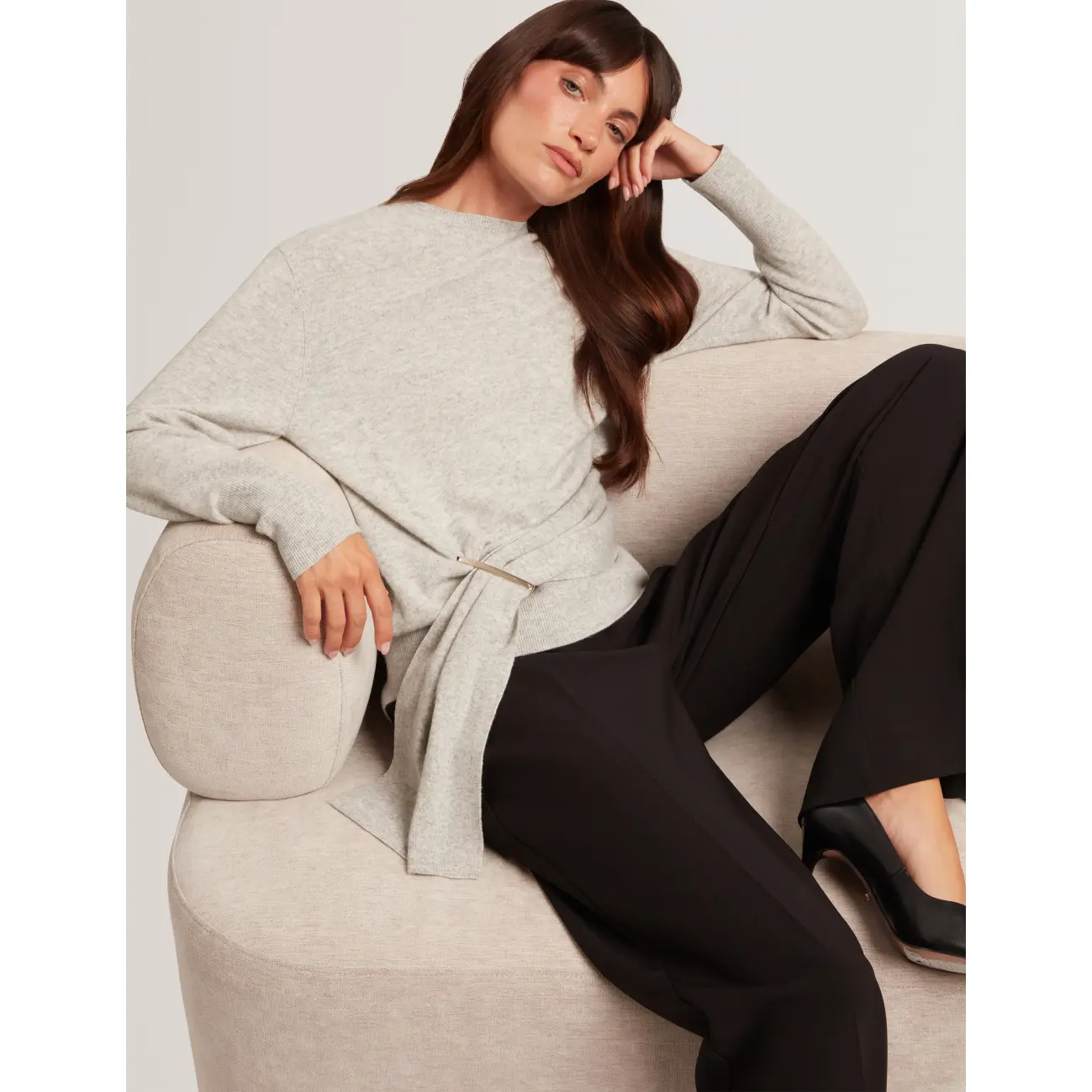Ted-Baker-naisten-vaaleanharmaa-neulepusero-kauniilla-solkiyksityiskohdalla-S285660