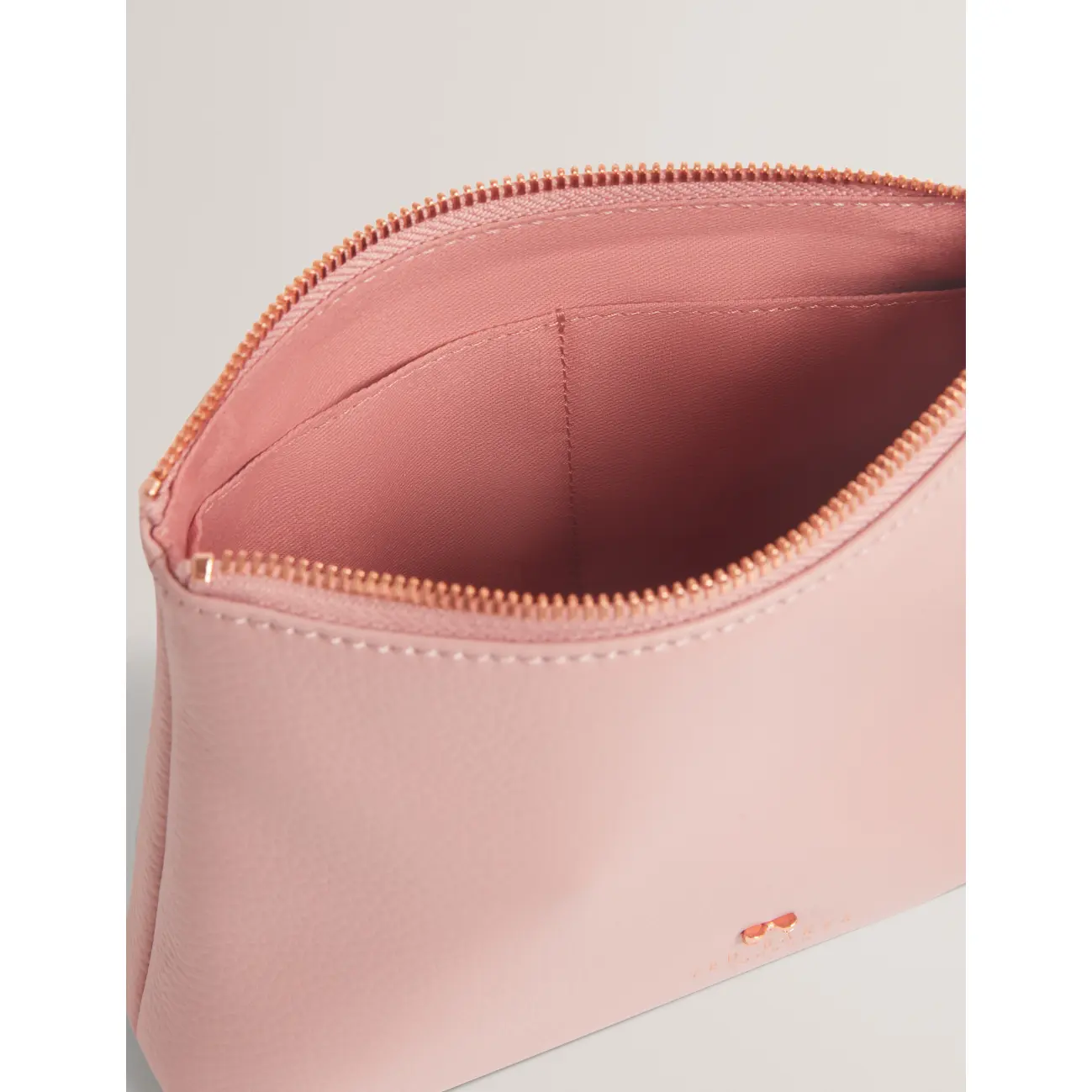 Ted-Baker-pinkki-meikkilaukku-S285630