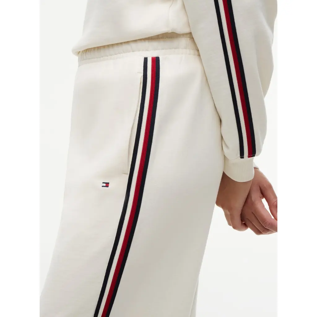 Tommy-Hilfiger-naisten-luonnonvalkoiset-levealahkeiset-collegehousut-kontrastiraidalla