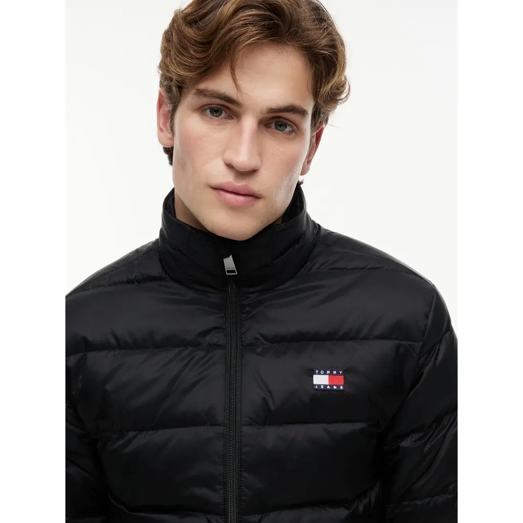 Tommy-Jeans-miesten-musta-kevyttoppatakki-ilman-huppua