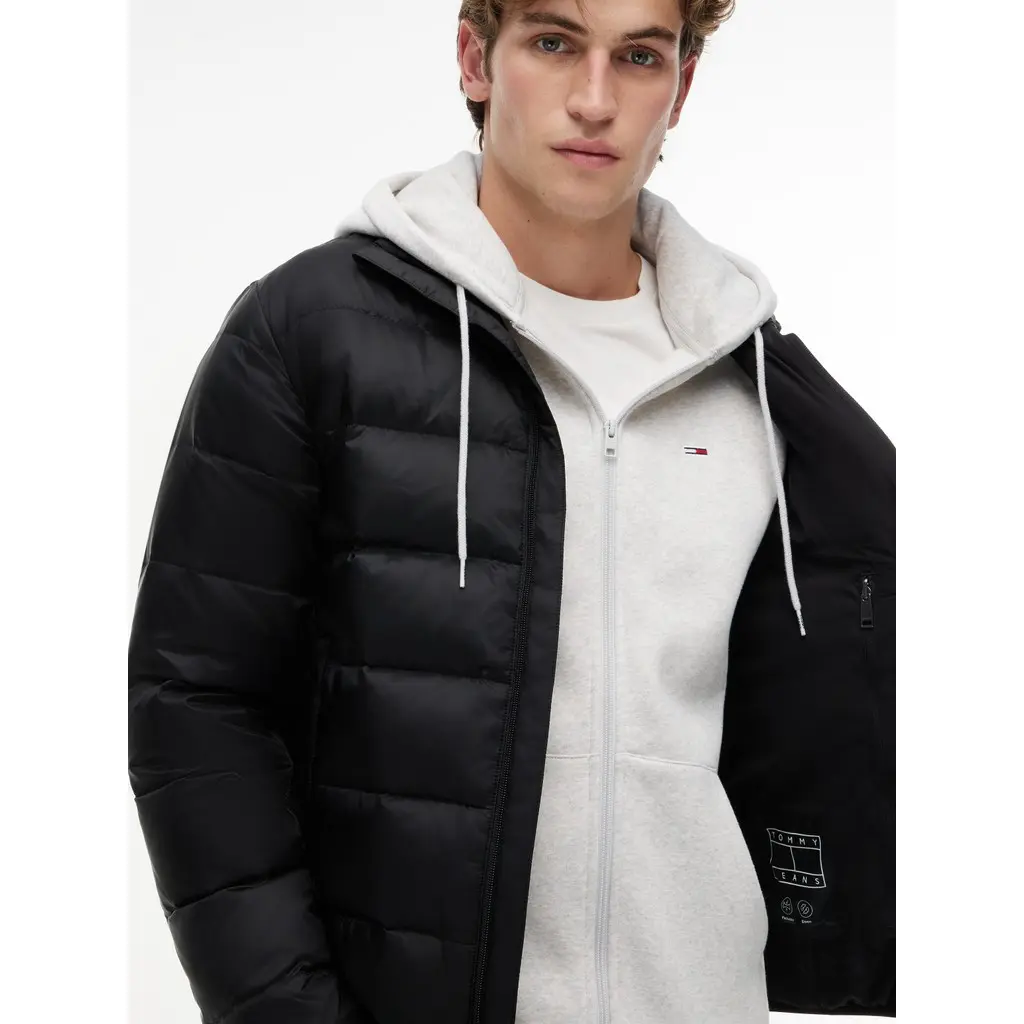 Tommy-Jeans-miesten-musta-kevyttoppatakki-ilman-huppua