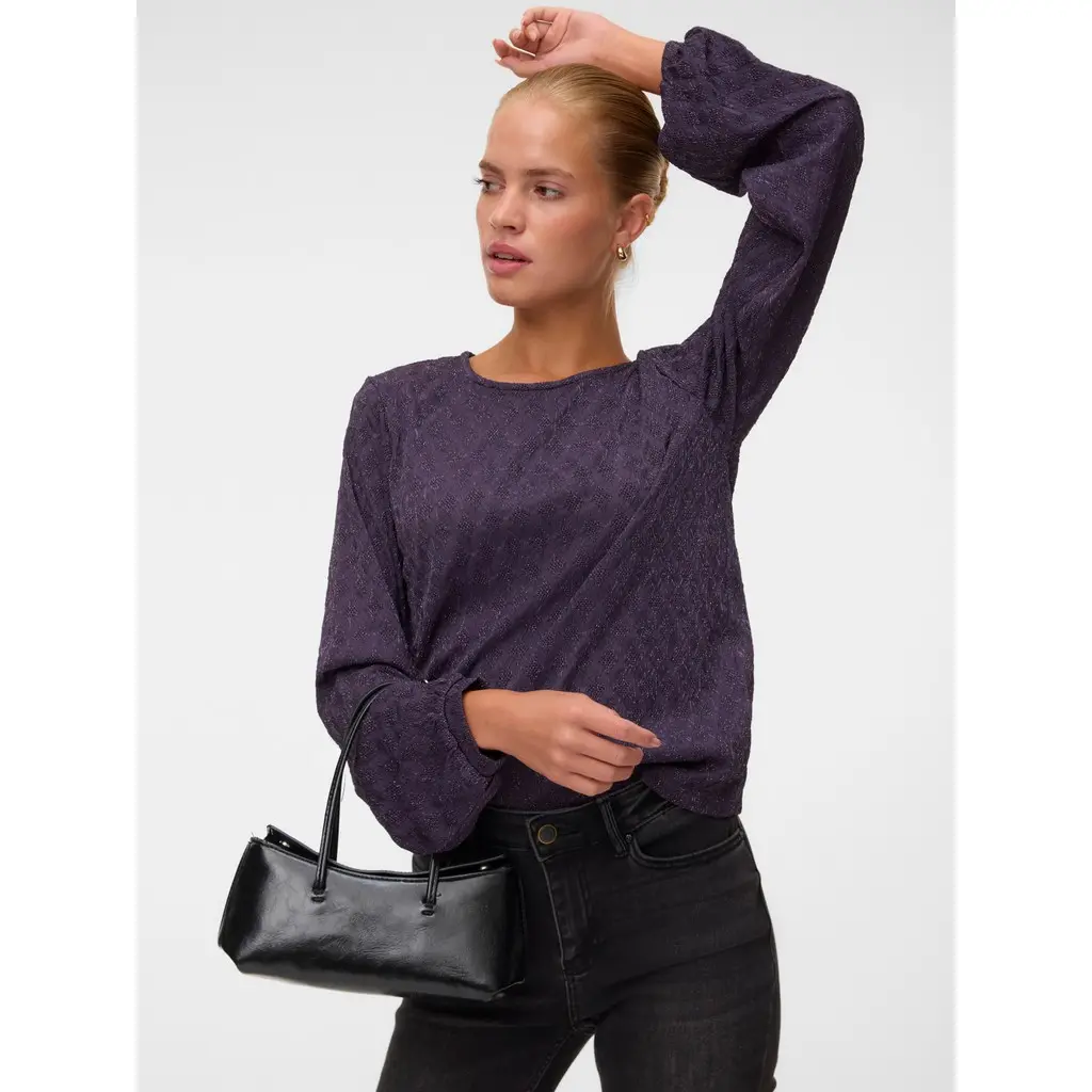 VERO-MODA-lila-naisten-kimallepaita-trikookankaasta-pitkalla-hihalla