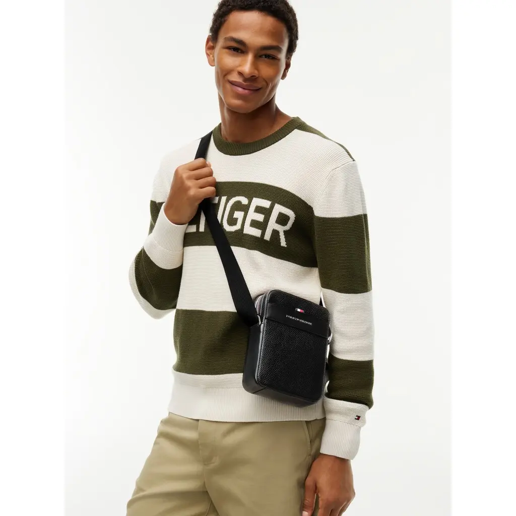 Tommy-Hilfiger-miesten-musta-pienikokoinen-reporter-laukku_