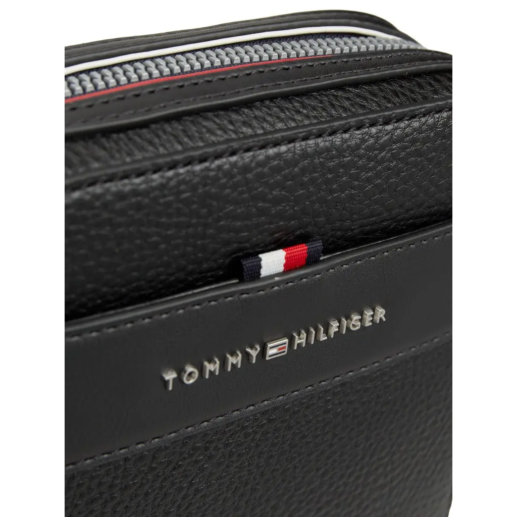 Tommy-Hilfiger-miesten-musta-pienikokoinen-reporter-laukku_