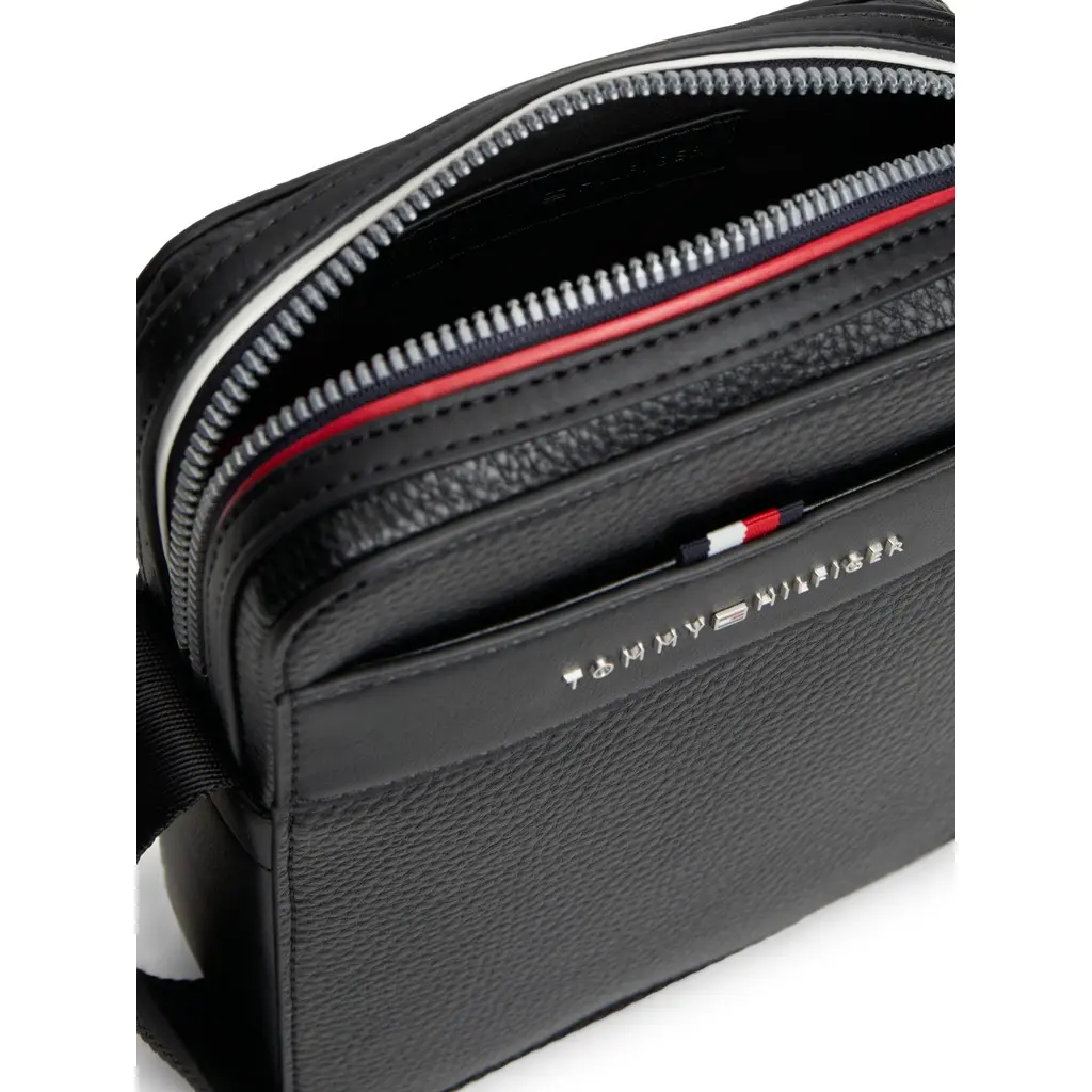 Tommy-Hilfiger-miesten-musta-pienikokoinen-reporter-laukku_