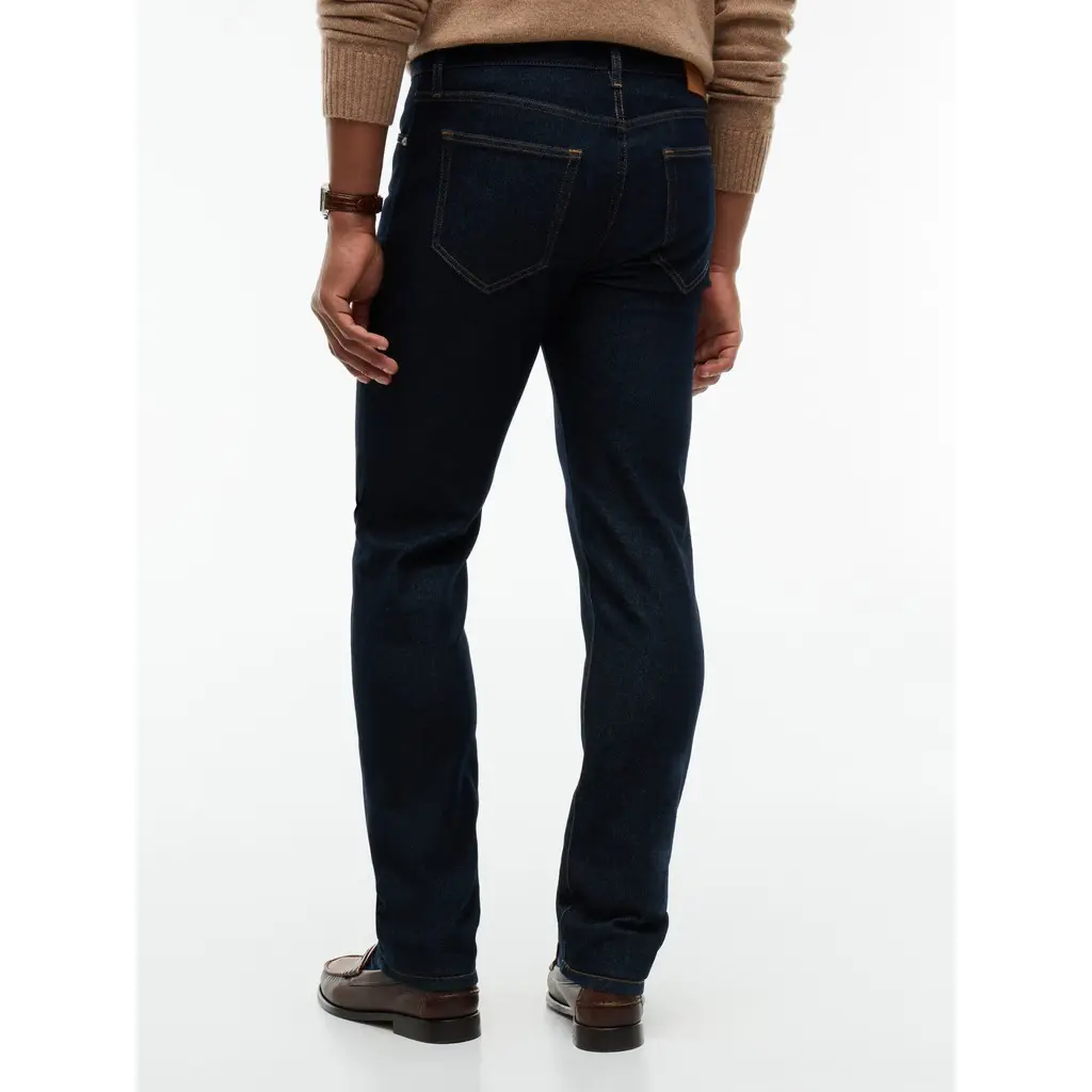 Tommy-Hilfiger-miesten-tummansiniset-tasavariset-farkut-ruskealla-tikkauksella